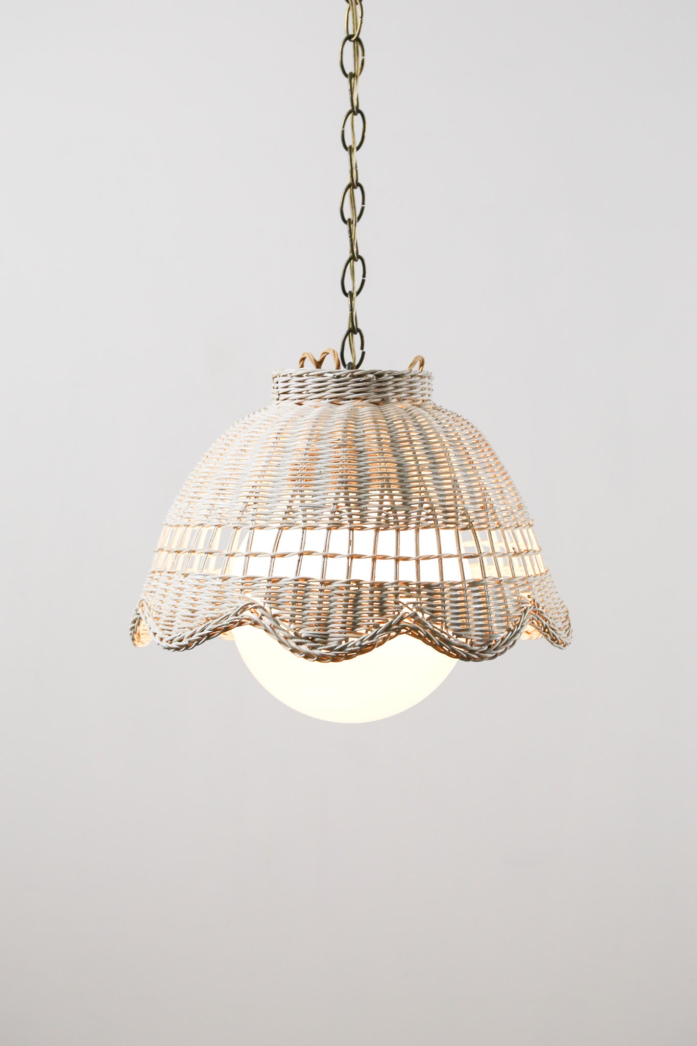 White Wicker & Round Glass Table Lamp / 白籐編み＋丸ガラス