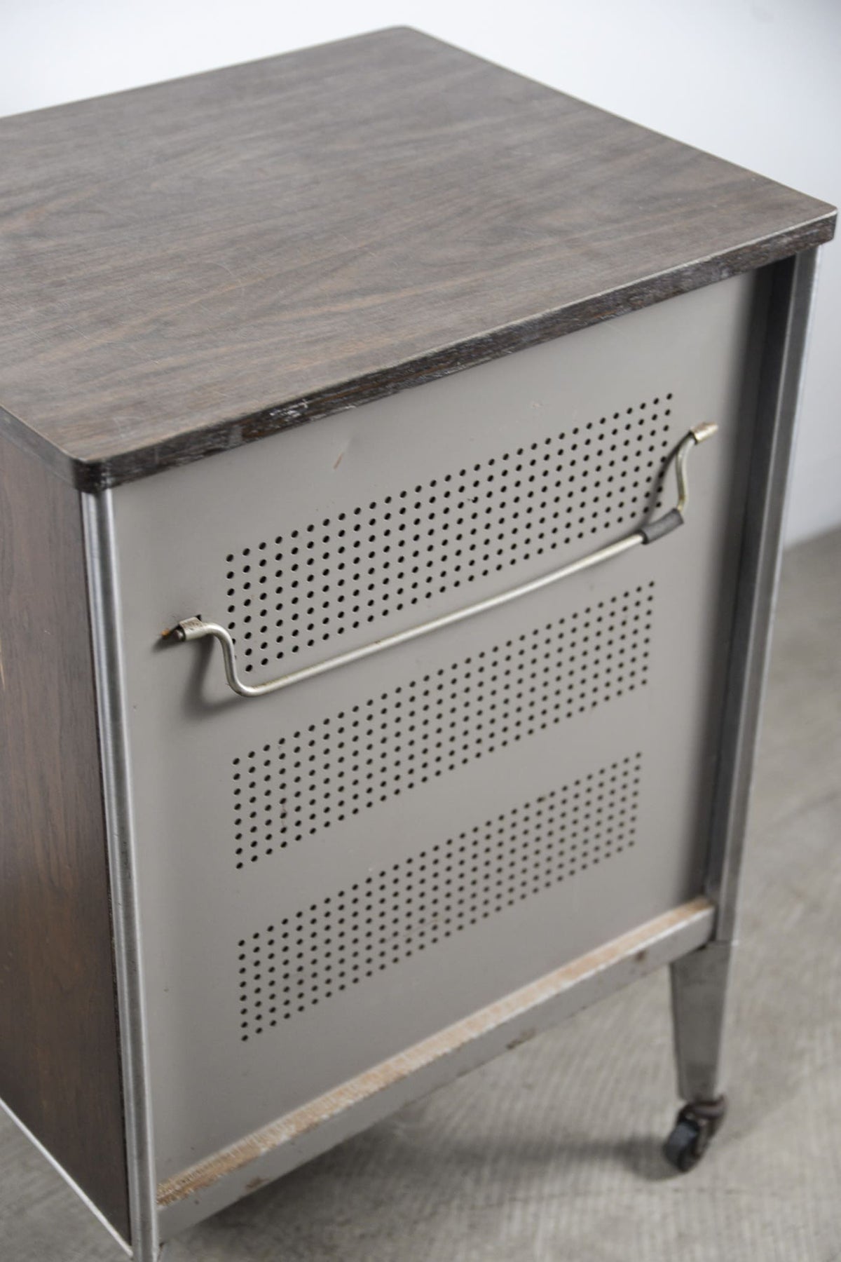 Medical Cabinet by Raymond Loewy for Hill-Rom / レイモンド・ローウィ ヒルロム社 メディカルキャビネット