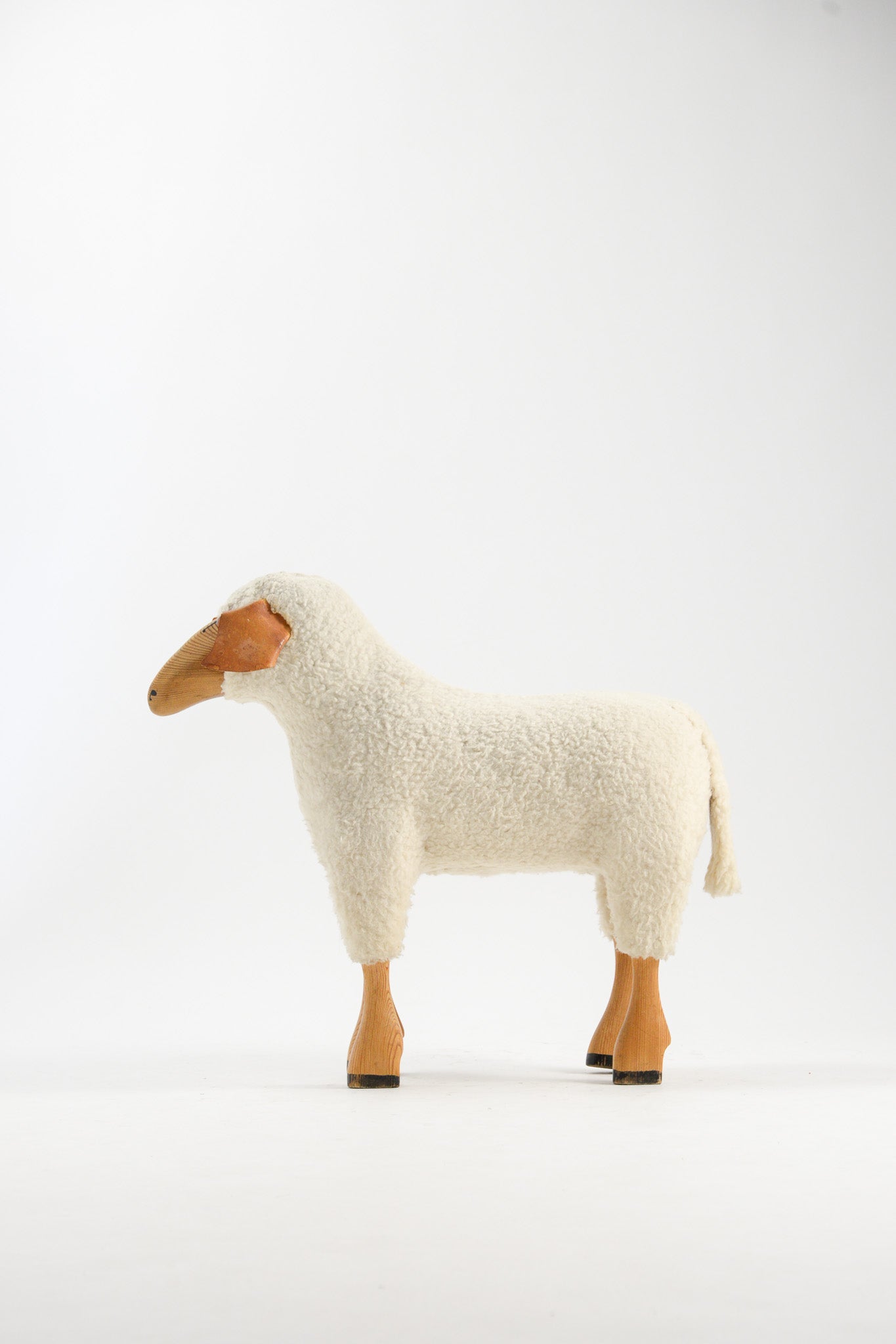 White Sheep Stool / 白ヒツジのスツール