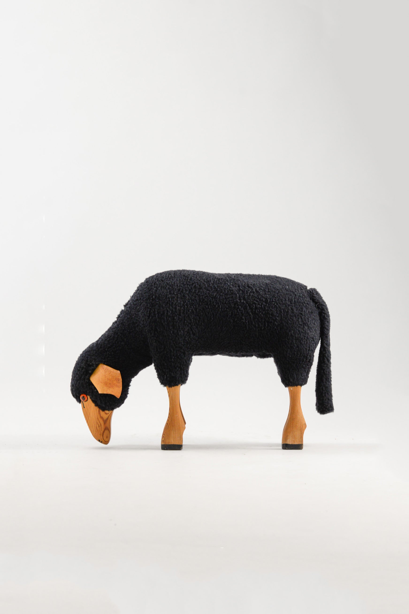 Black Sheep Stool /黒いヒツジのスツール