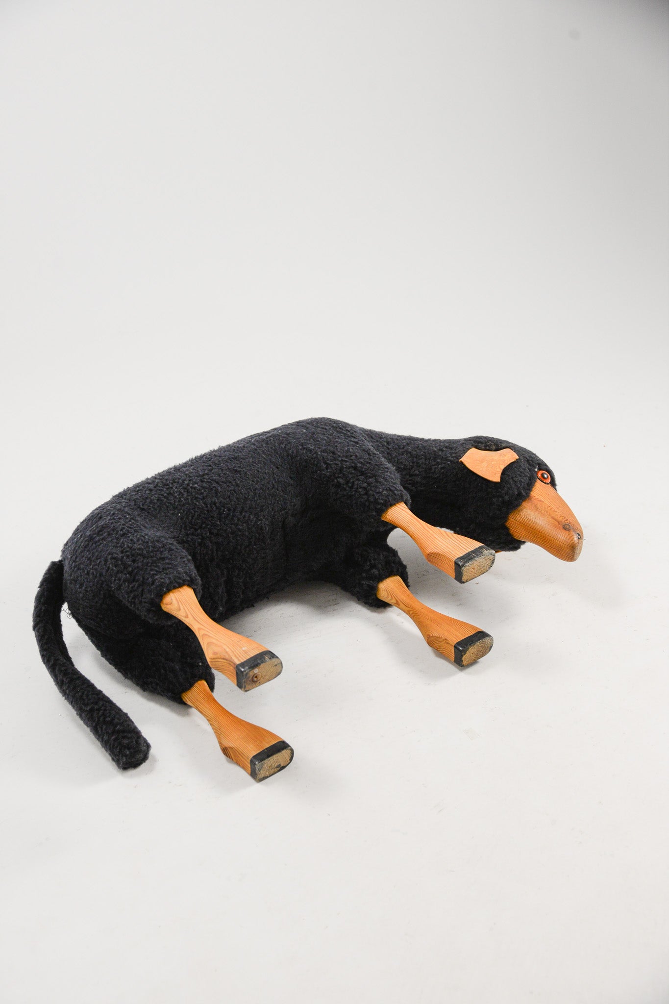 Black Sheep Stool /黒いヒツジのスツール