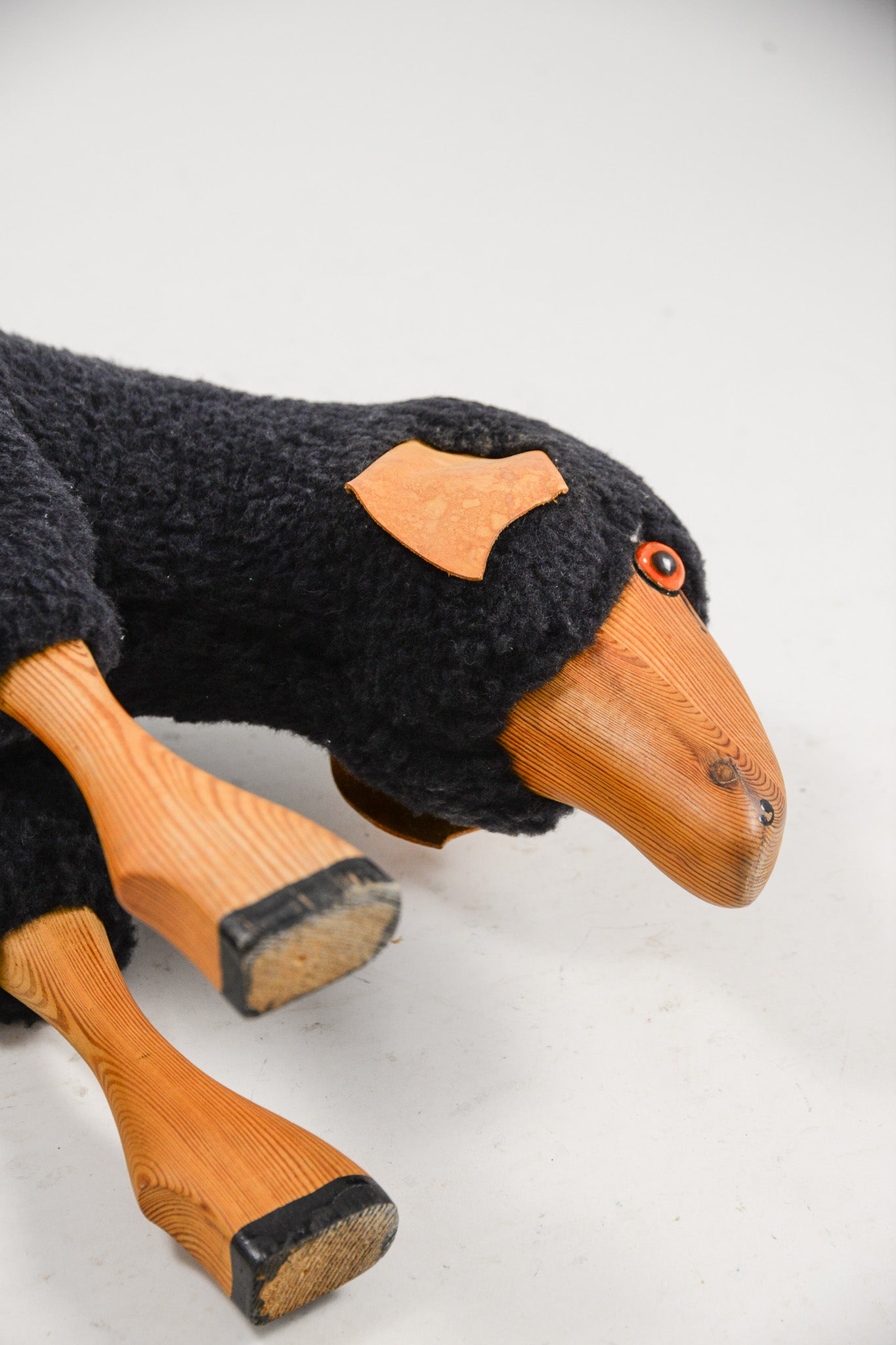 Black Sheep Stool /黒いヒツジのスツール