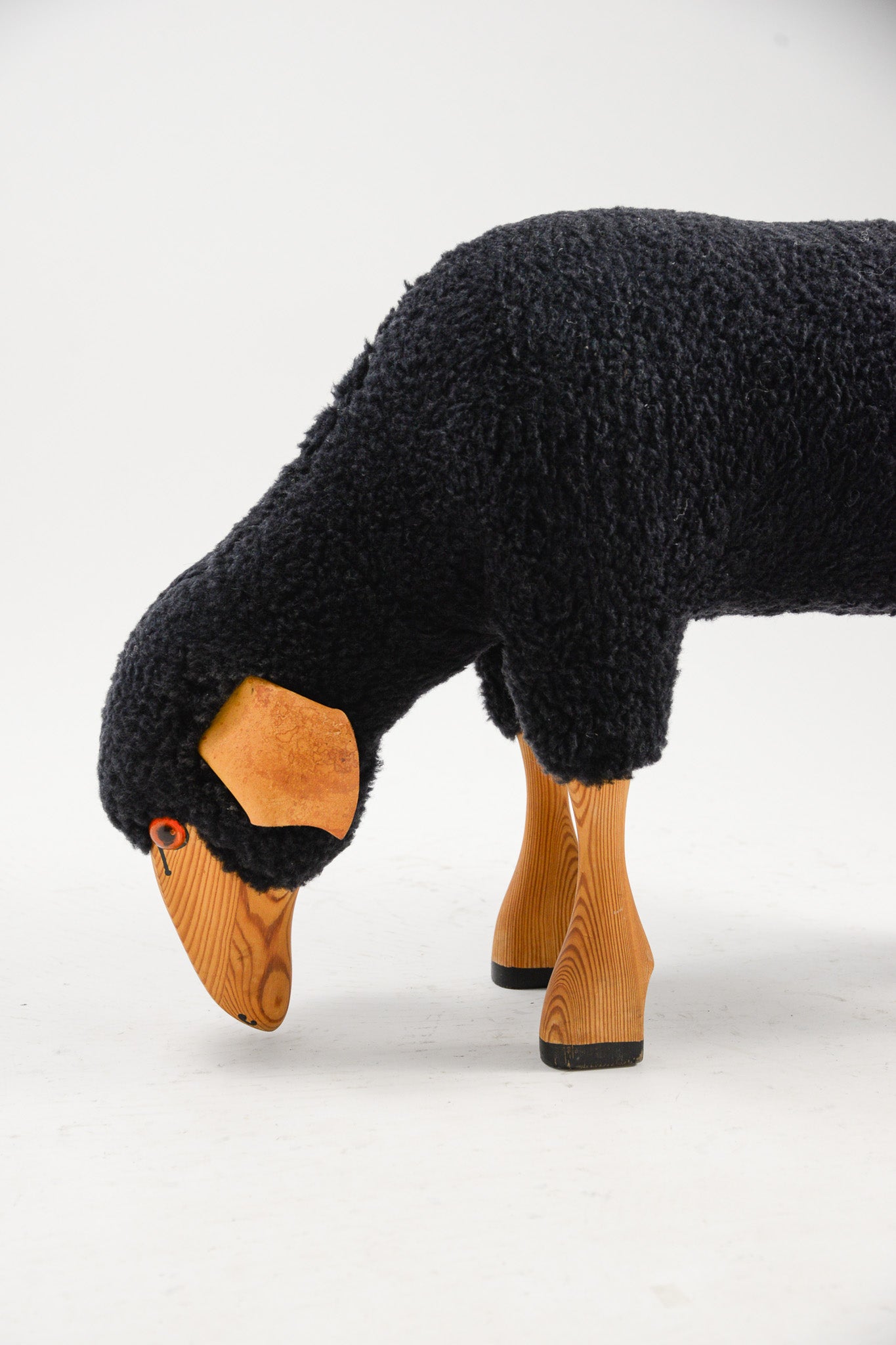 Black Sheep Stool /黒いヒツジのスツール