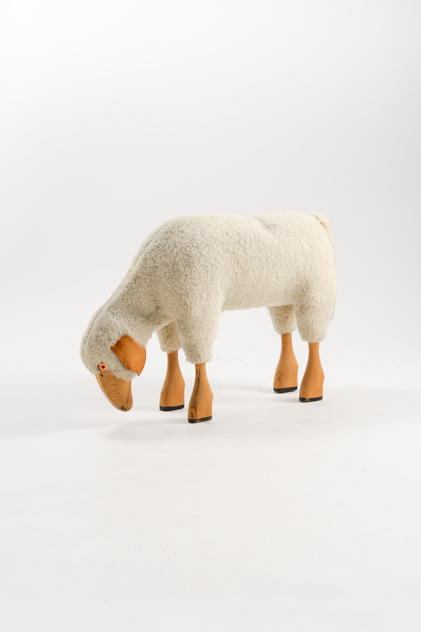 White Sheep Stool / 白いヒツジのスツール