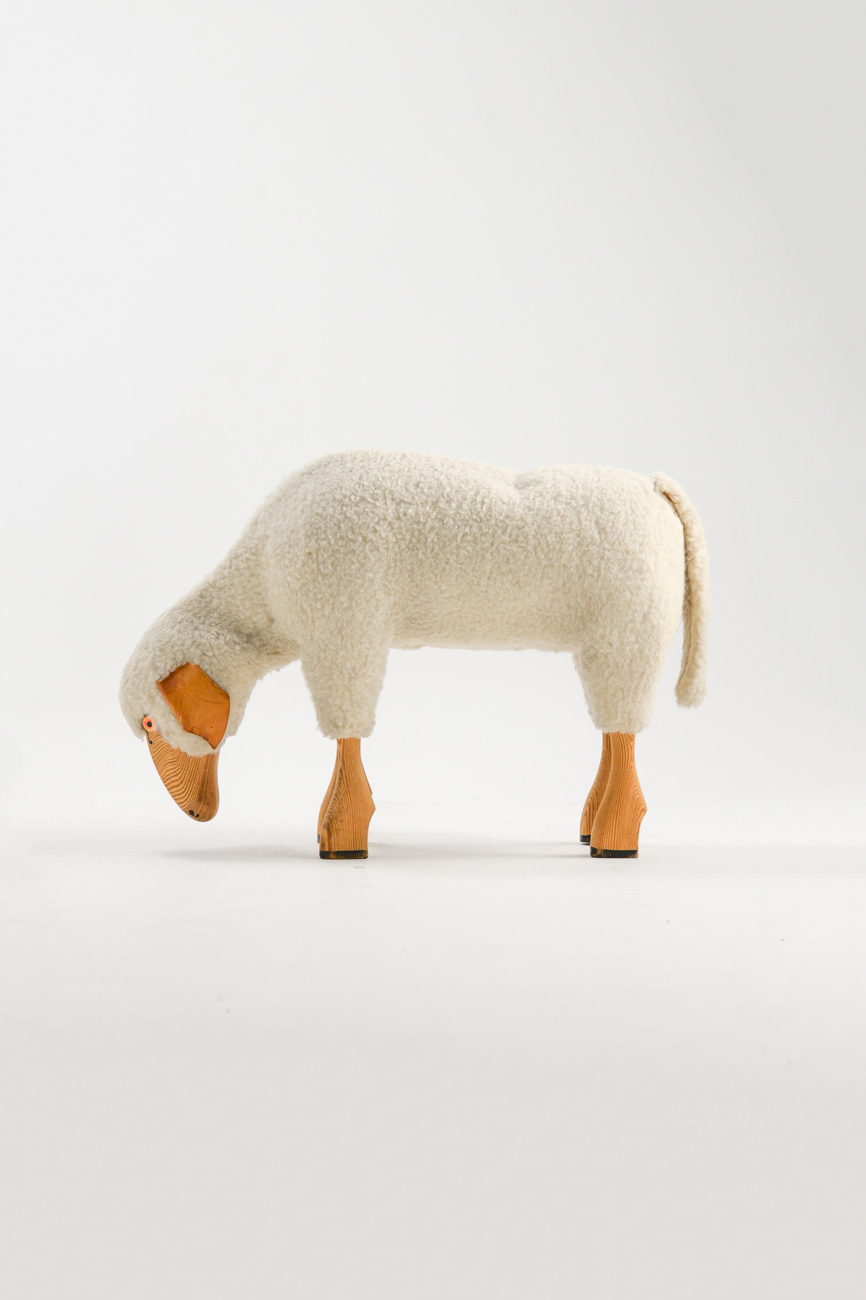 White Sheep Stool / 白いヒツジのスツール