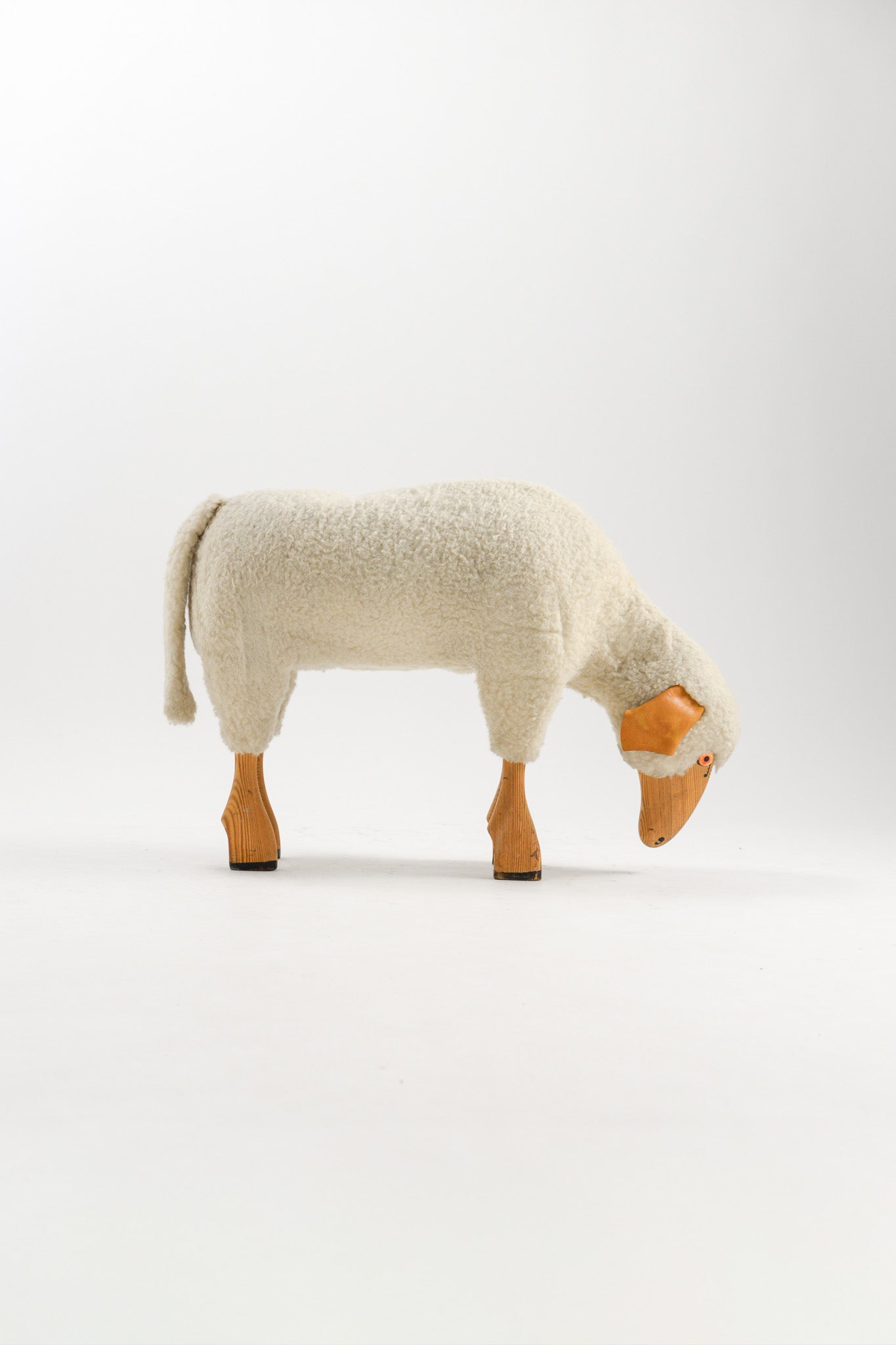 White Sheep Stool / 白いヒツジのスツール