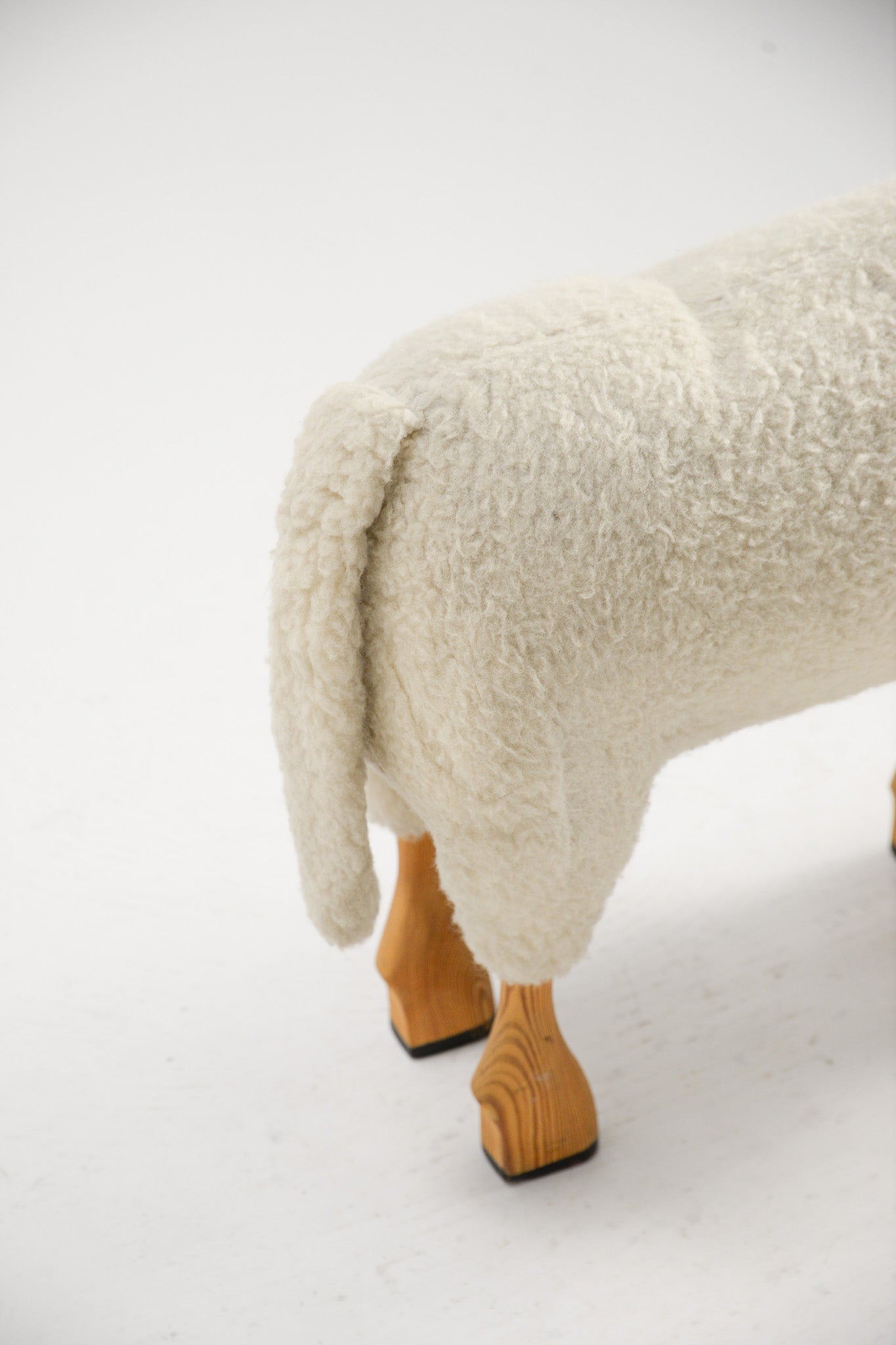 White Sheep Stool / 白いヒツジのスツール
