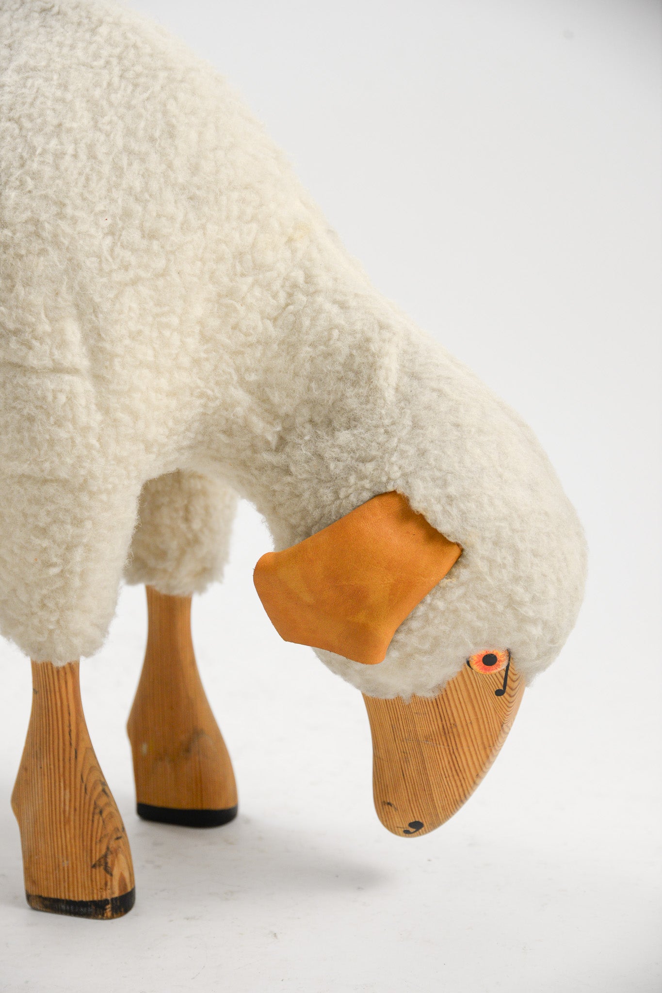 White Sheep Stool / 白いヒツジのスツール