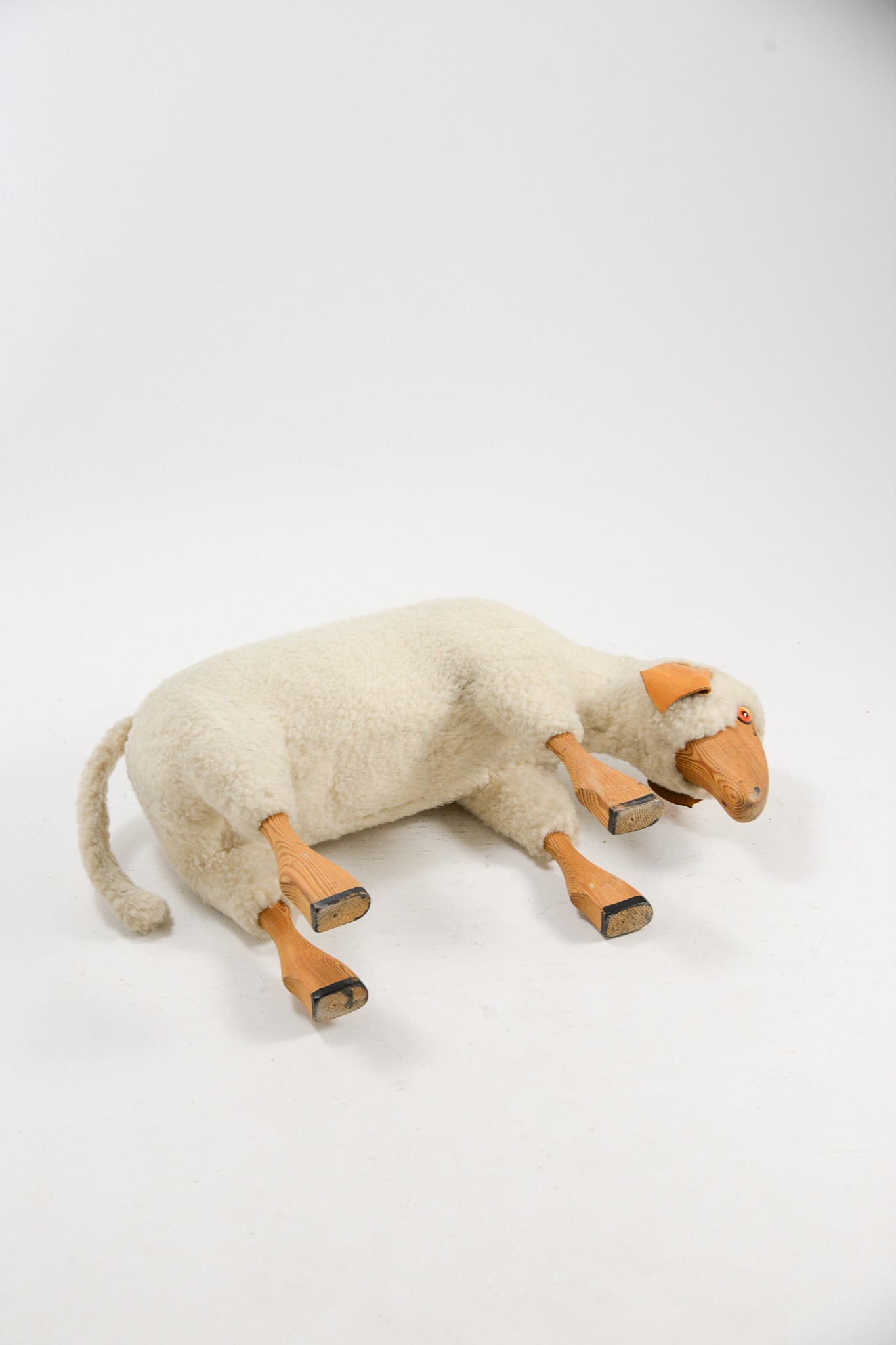 White Sheep Stool / 白いヒツジのスツール