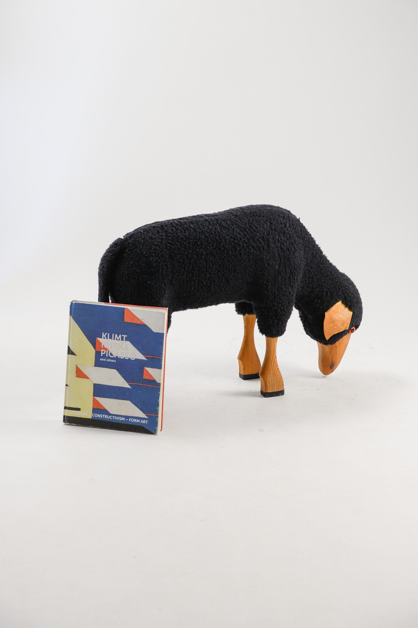 Black Sheep Stool /黒いヒツジのスツール