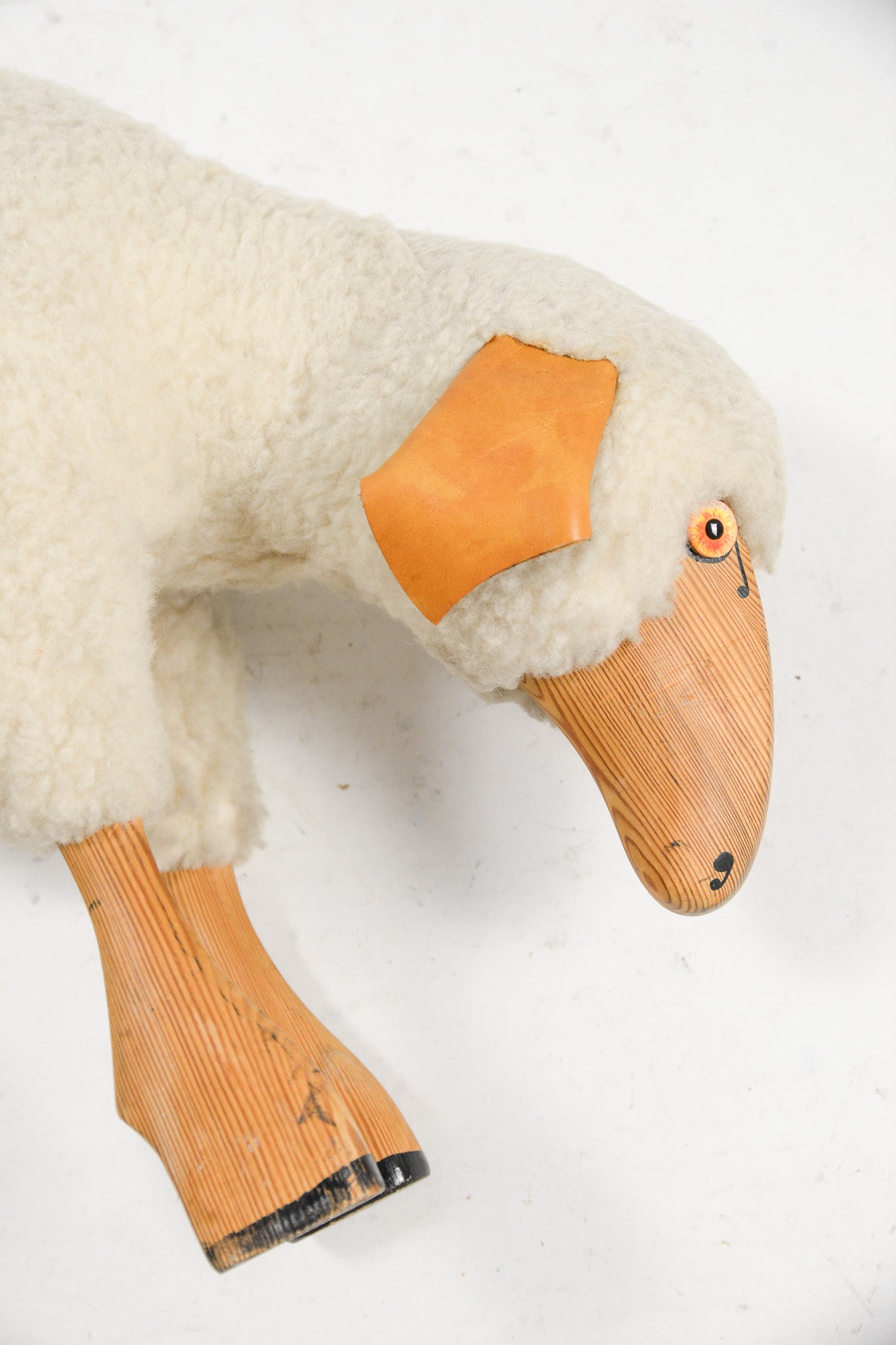 White Sheep Stool / 白いヒツジのスツール