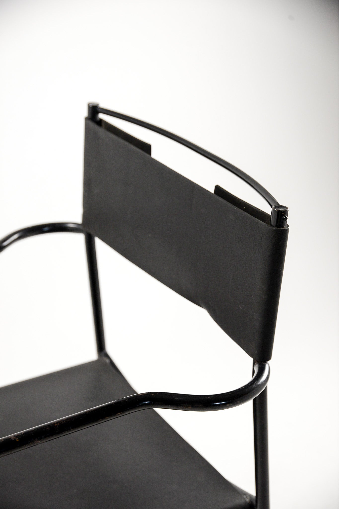モダンな黒のアームチェア Black Leather Metal Armchair / 黒レザー メタルアームチェア – STORE