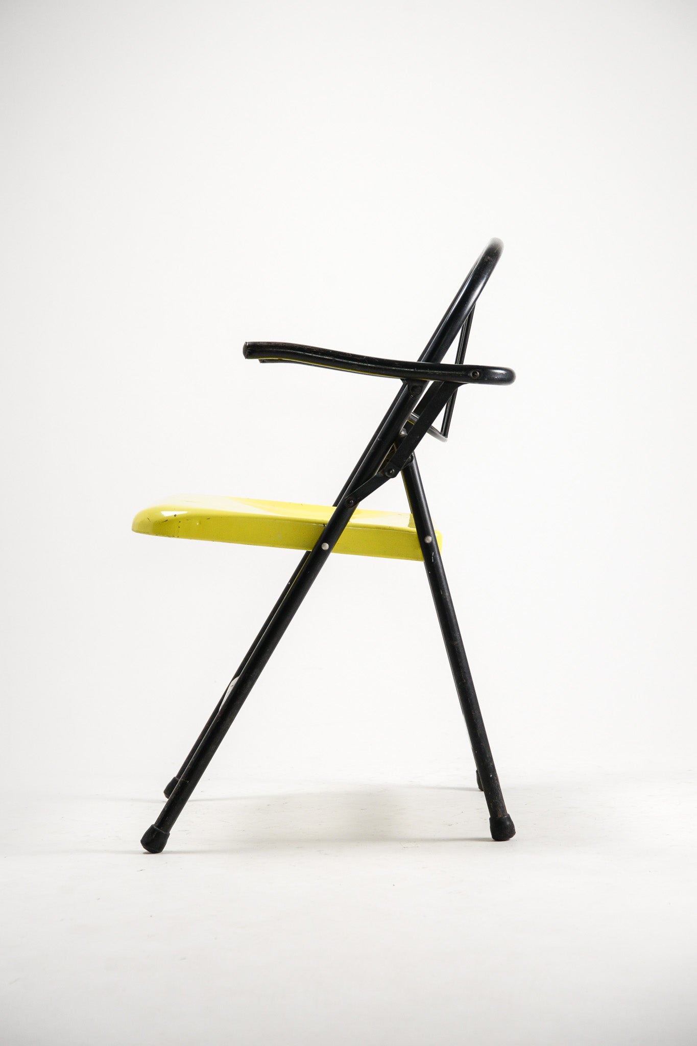 Metal Folding Chair with Armrests / メタルアーム付き折りたたみ椅子