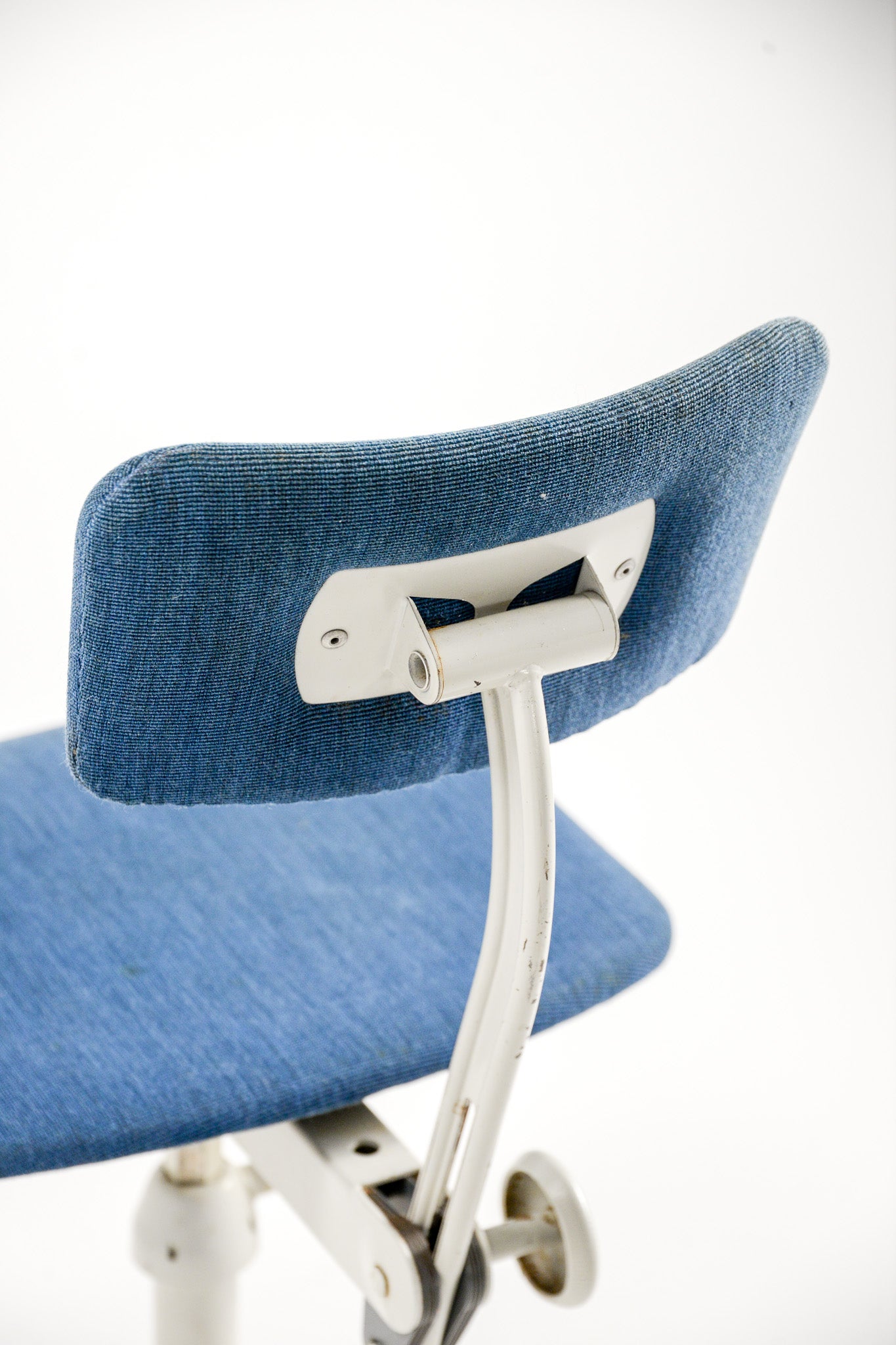 Blue Fabric Swivel Chair / 青ファブリック回転チェア