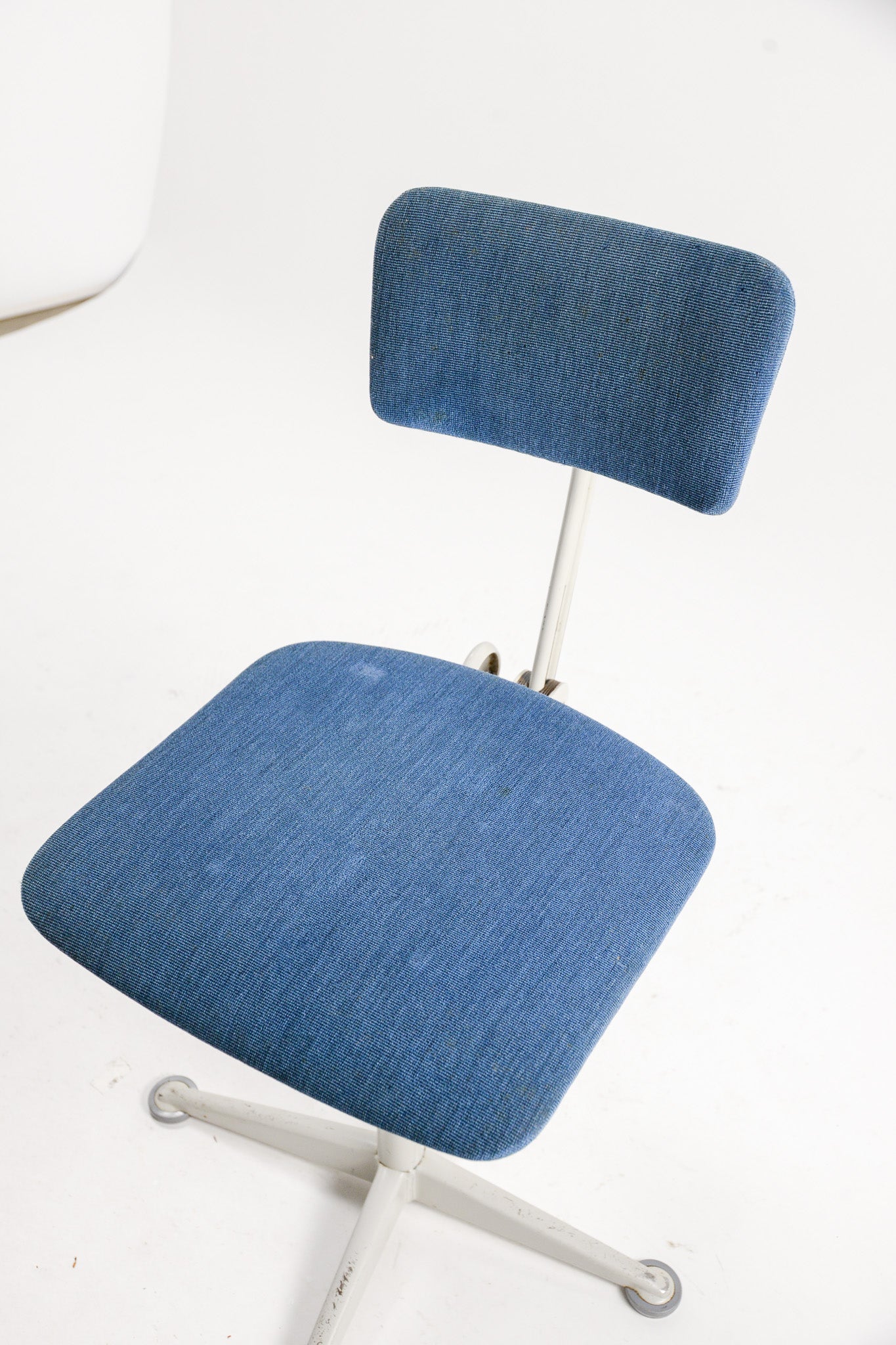 Blue Fabric Swivel Chair / 青ファブリック回転チェア