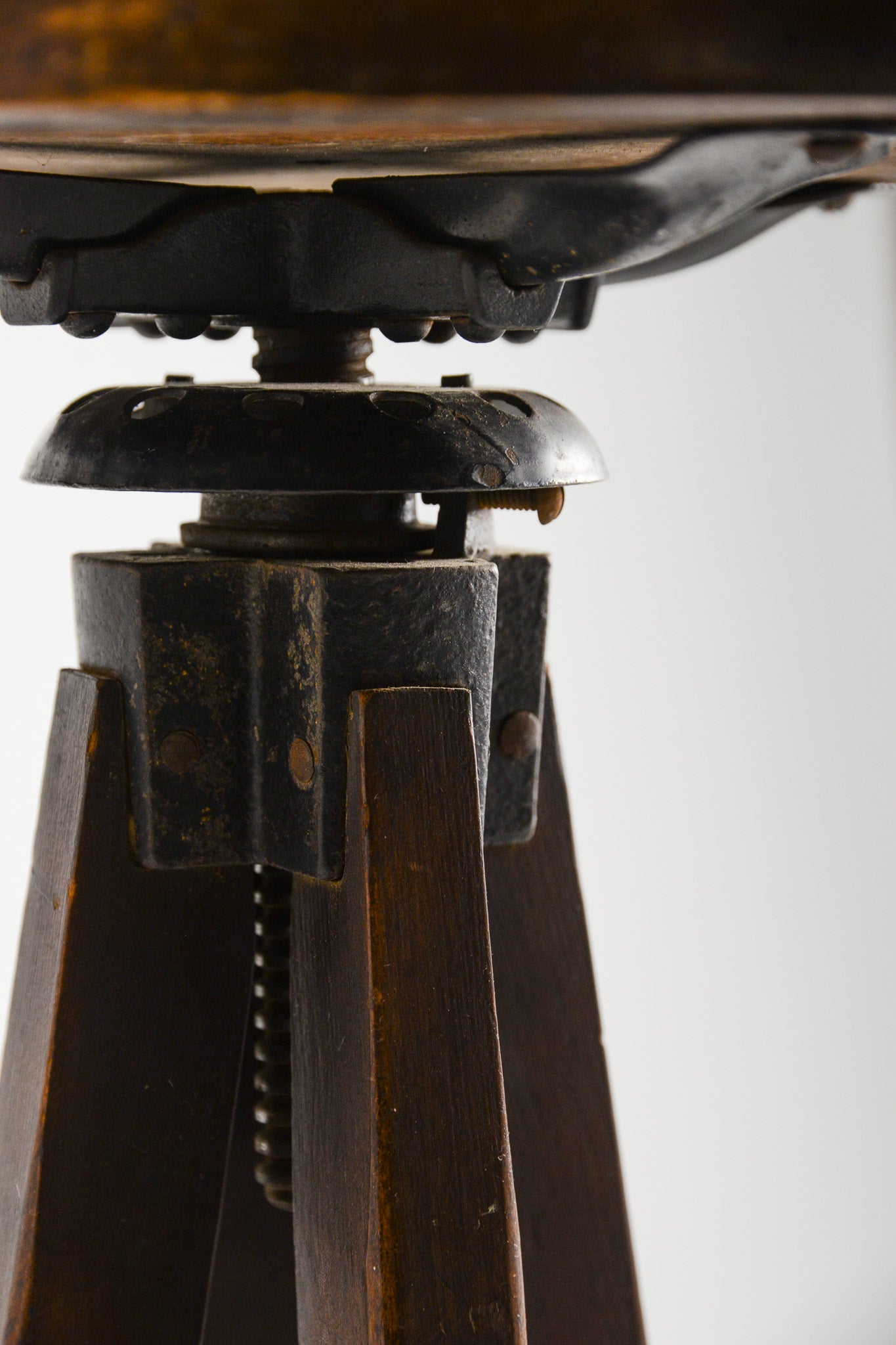 Swivel High Stool / 回転昇降式 ハイスツール
