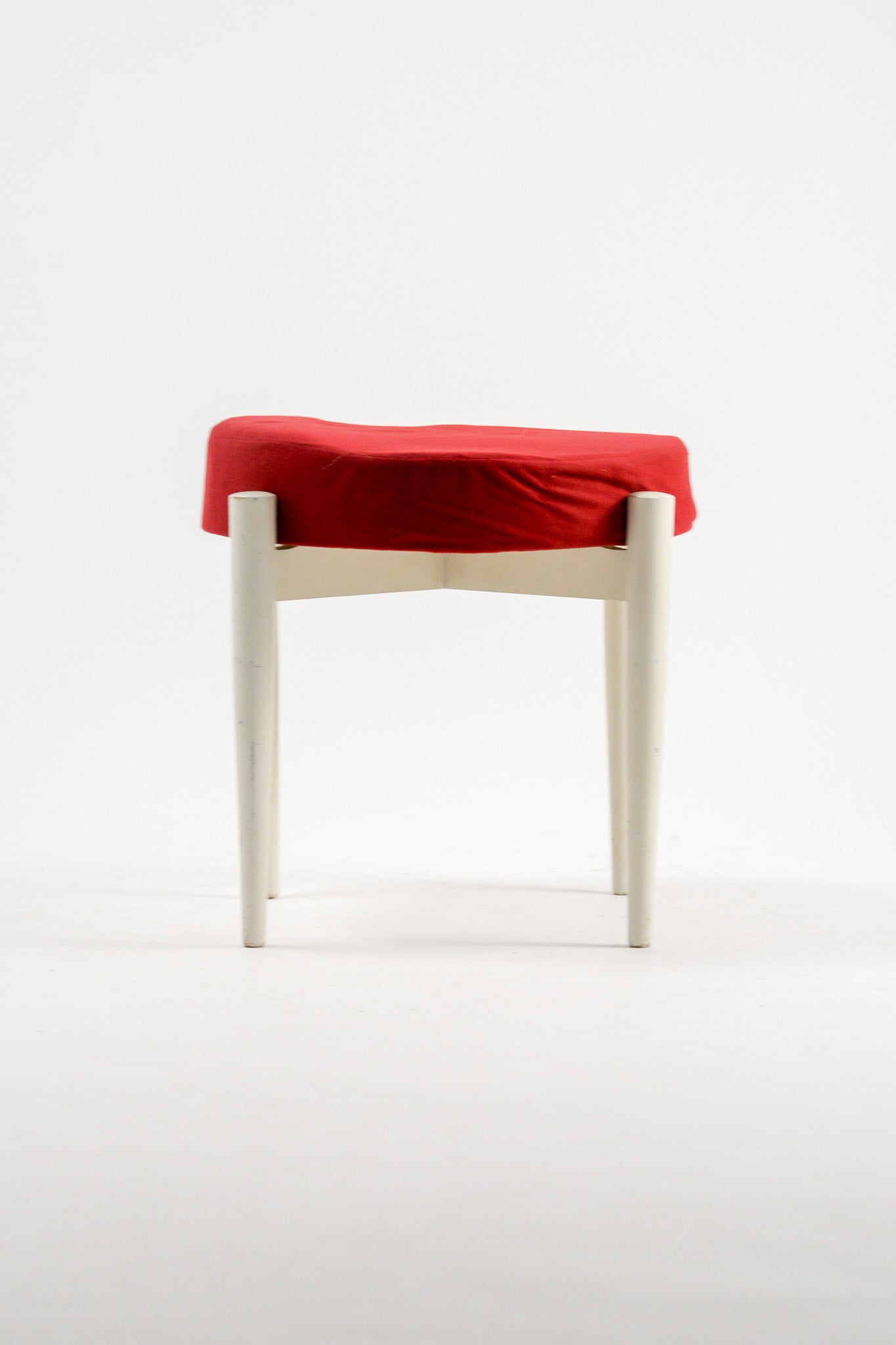 MOFU MOFU Stool Red Fabric / モフモフ 赤ファブリックスツール