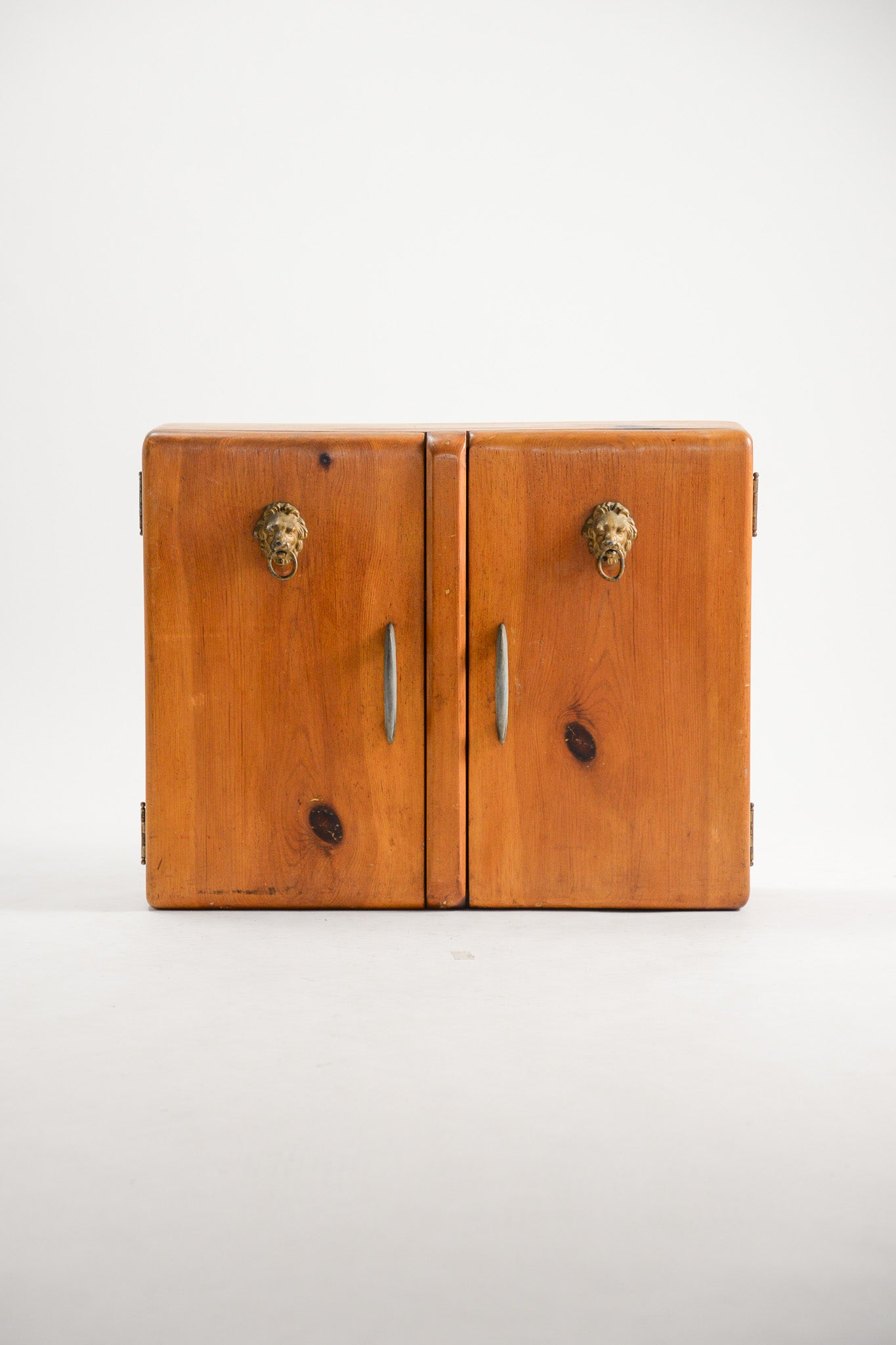 Wooden Wall Shelf with Lion Handle / ライオン取手 木製壁付け棚