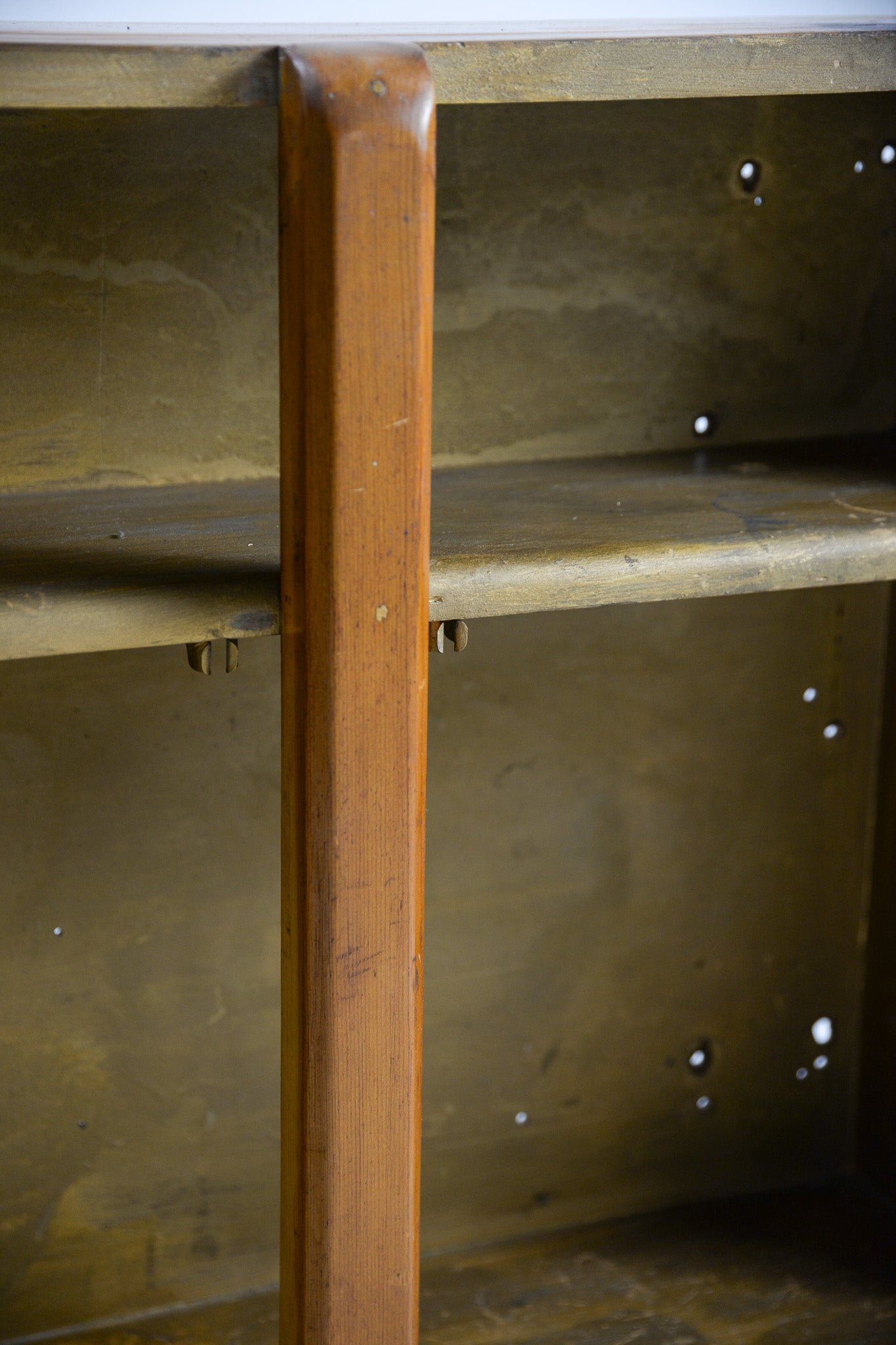 Wooden Wall Shelf with Lion Handle / ライオン取手 木製壁付け棚