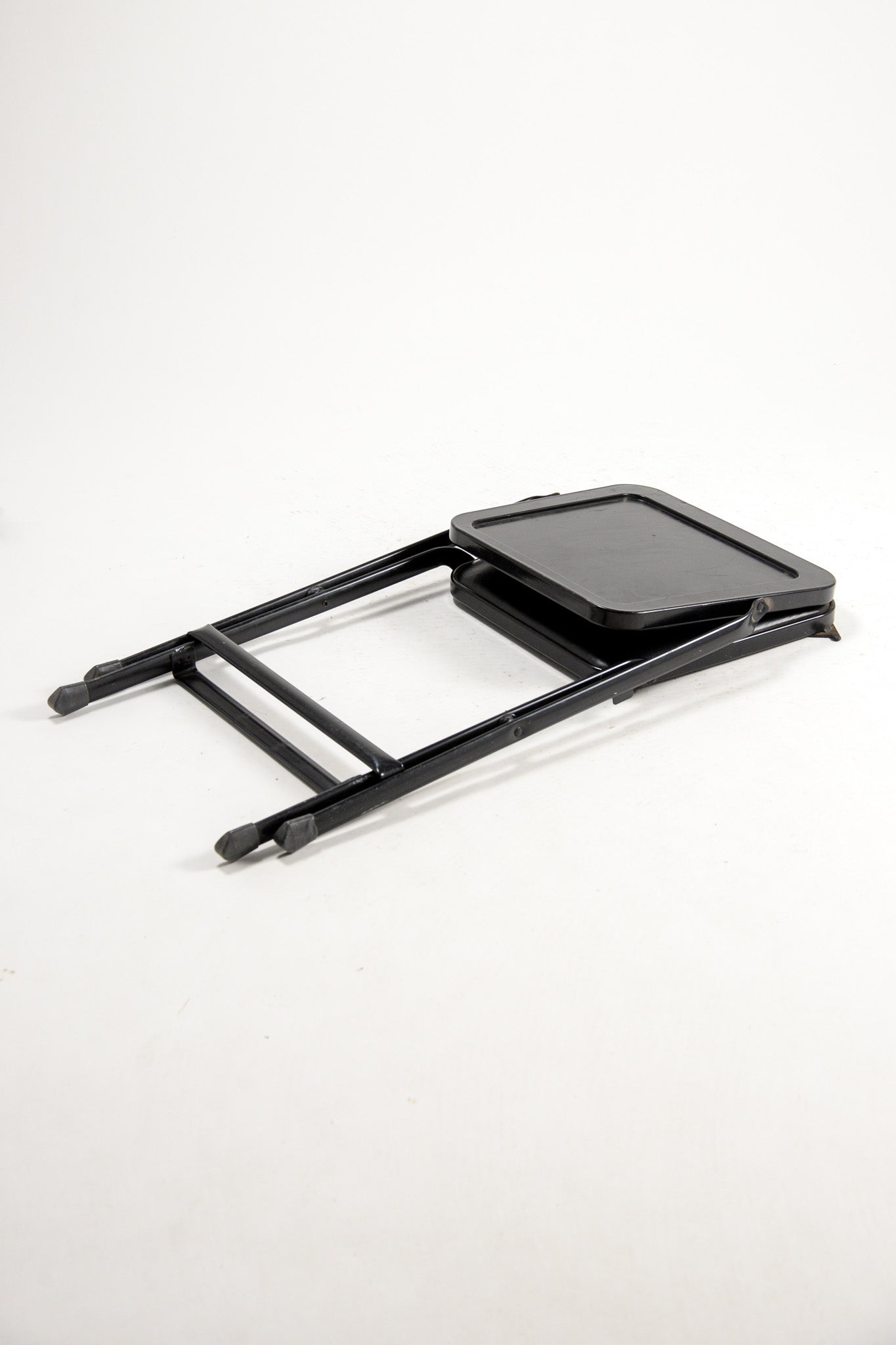 KRUEGER Black Fabric Metal Folding Chair / KRUEGER 黒ファブリック メタル折りたたみイス