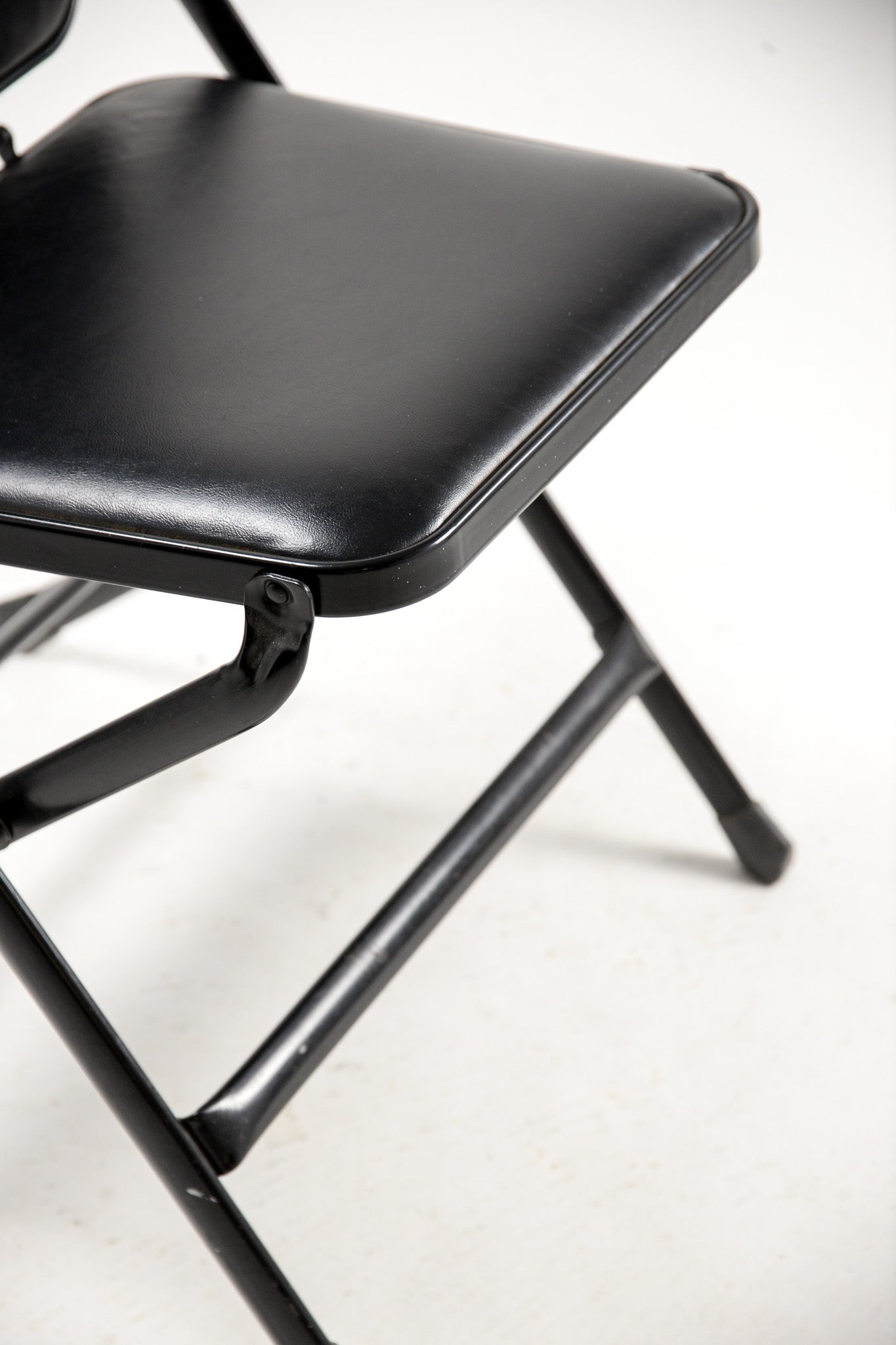 KRUEGER Black Fabric Metal Folding Chair / KRUEGER 黒ファブリック メタル折りたたみイス