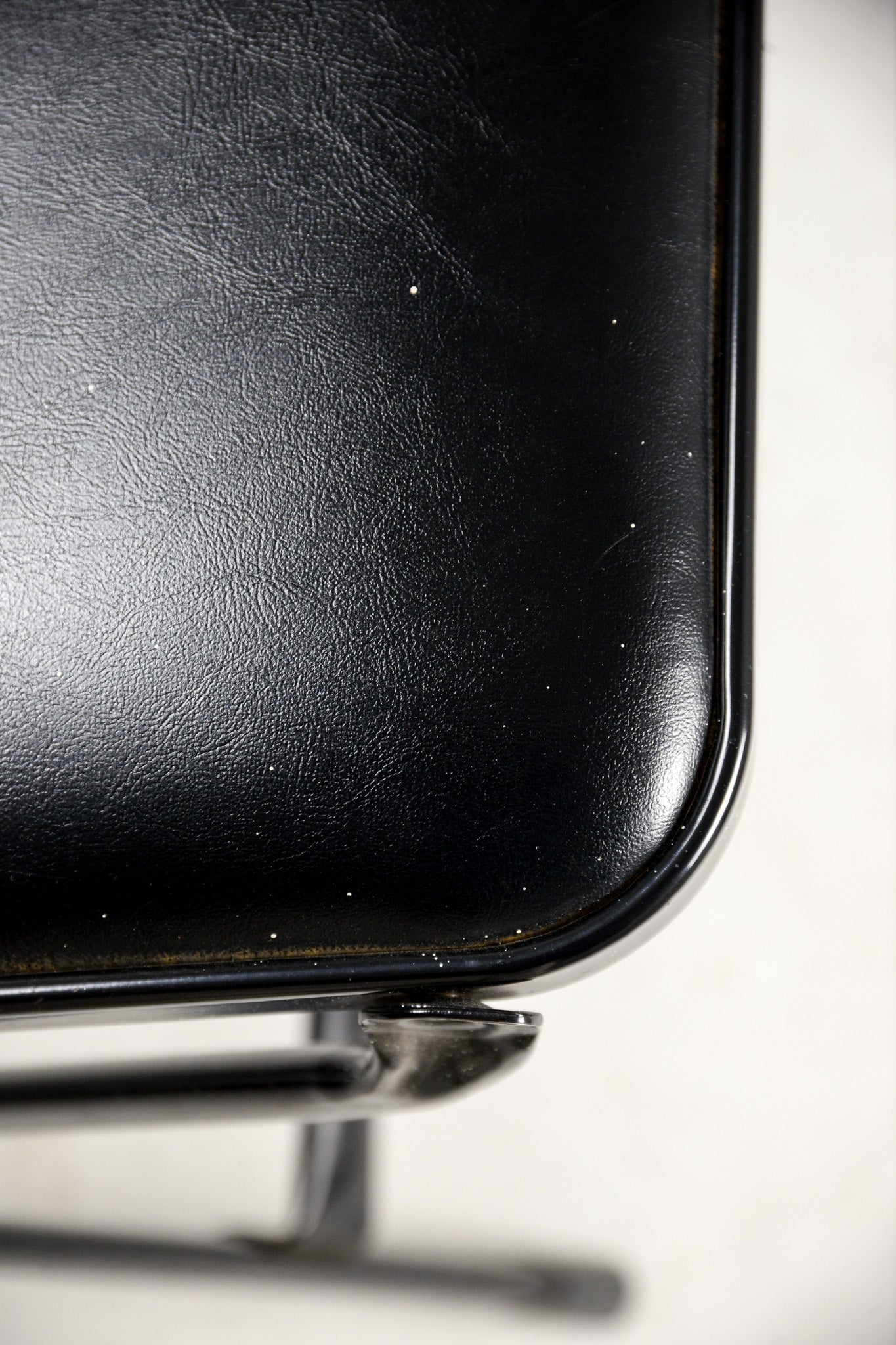 KRUEGER Black Fabric Metal Folding Chair / KRUEGER 黒ファブリック メタル折りたたみイス