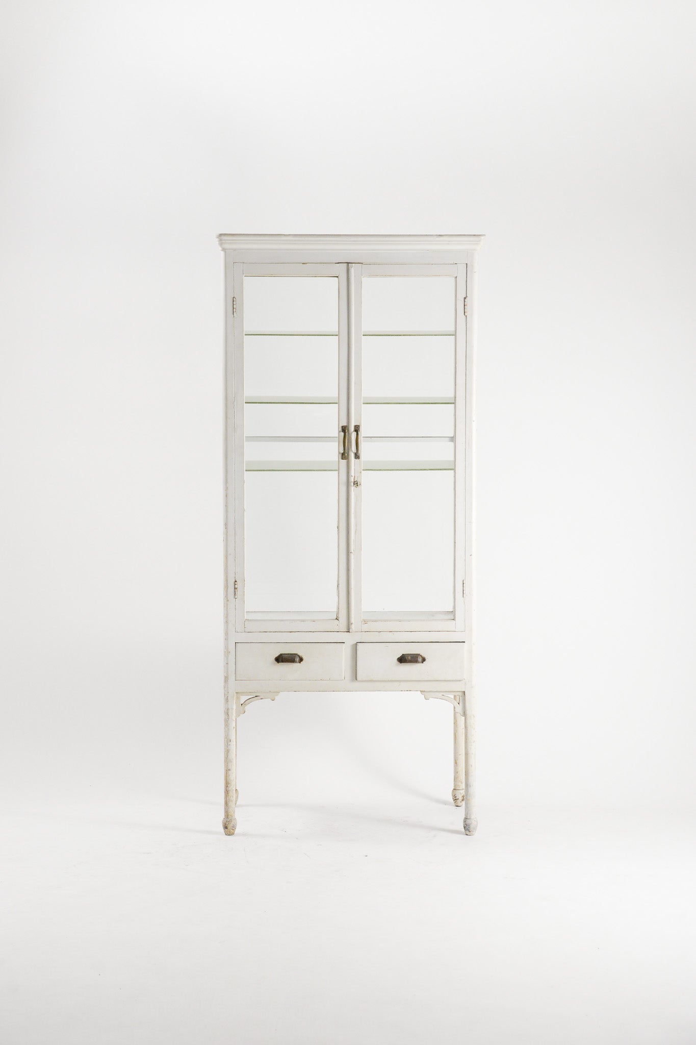 White Medical Cabinet / 白ケビント