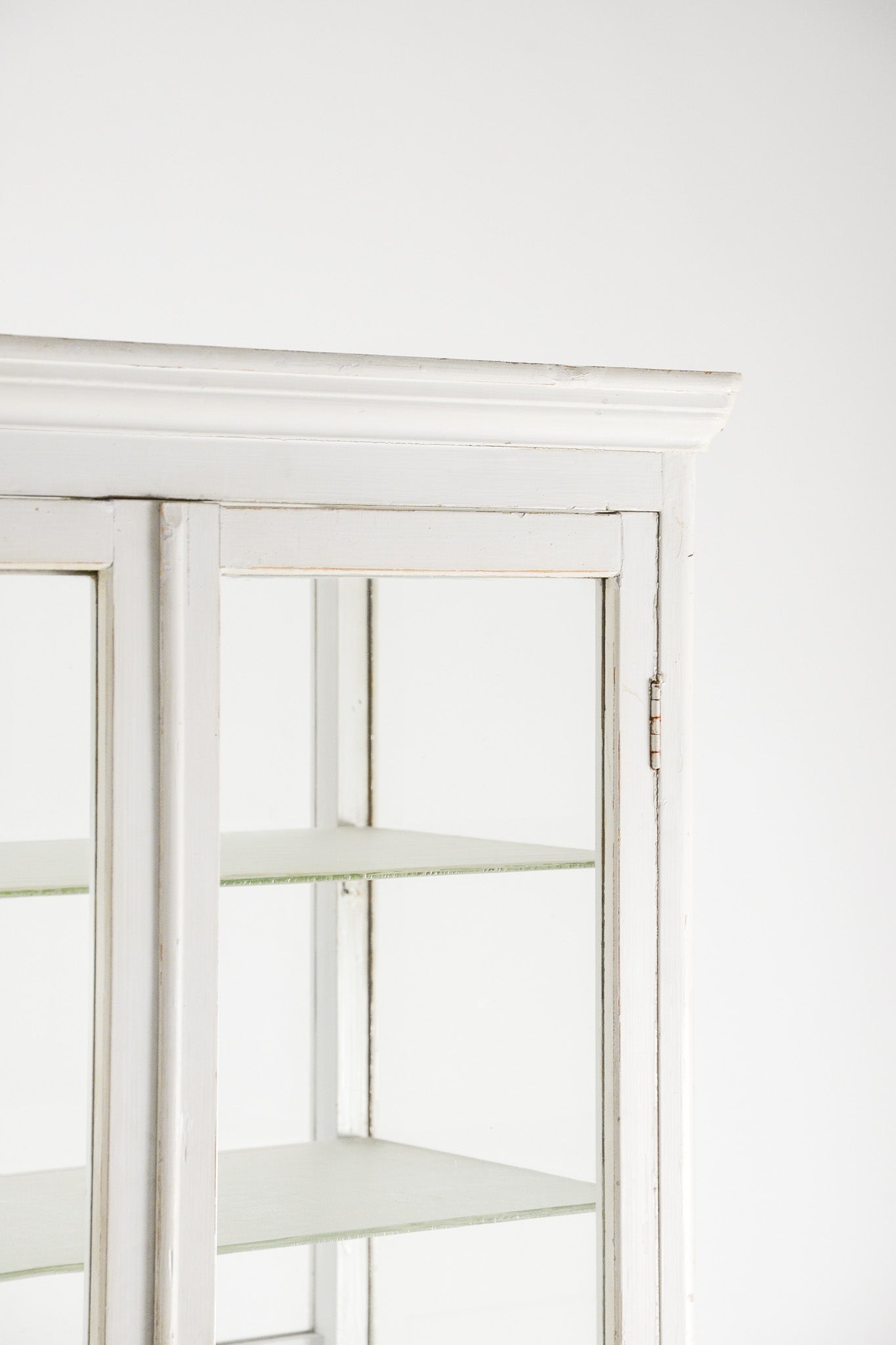 White Medical Cabinet / 白ケビント