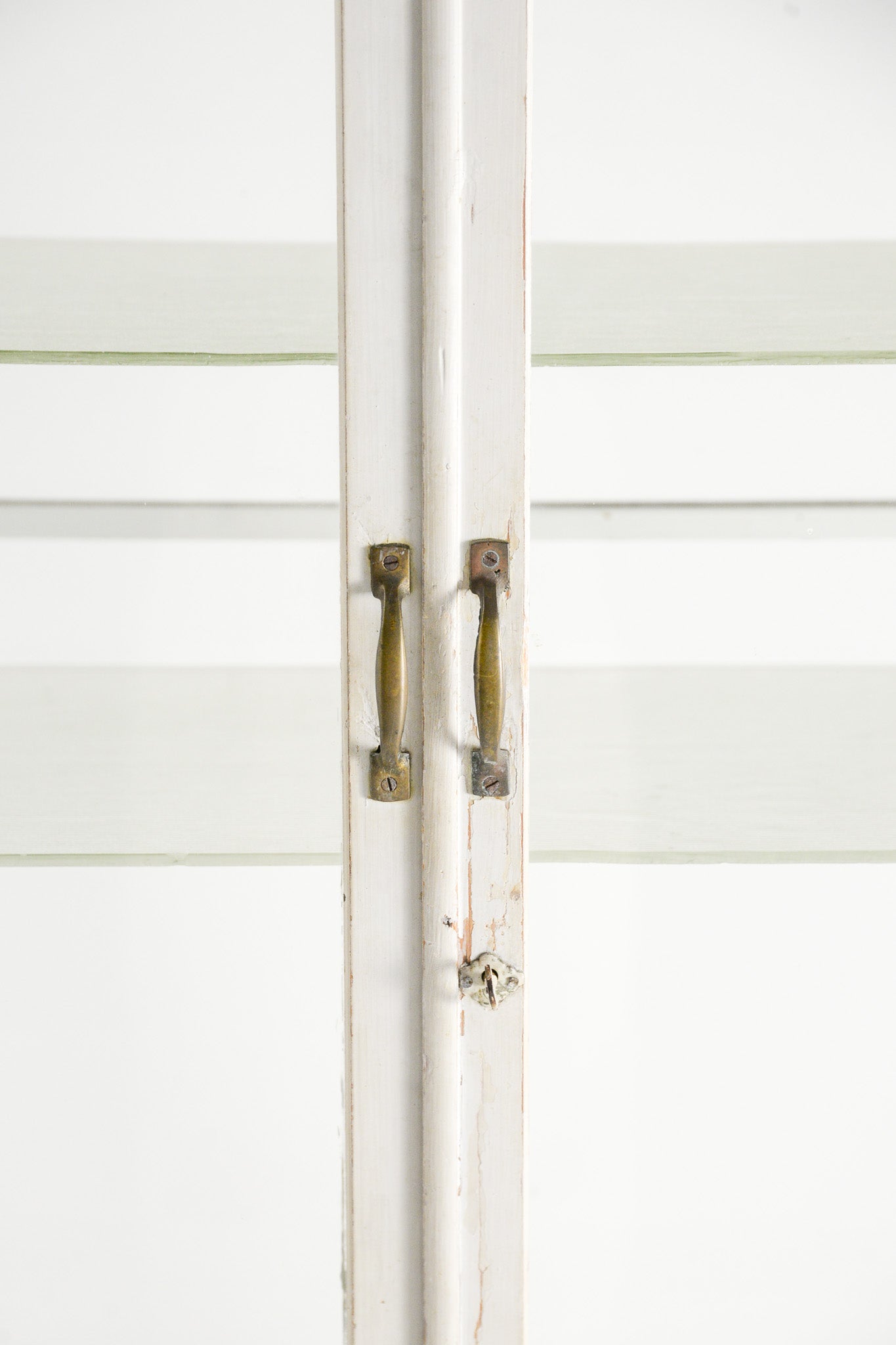 White Medical Cabinet / 白ケビント