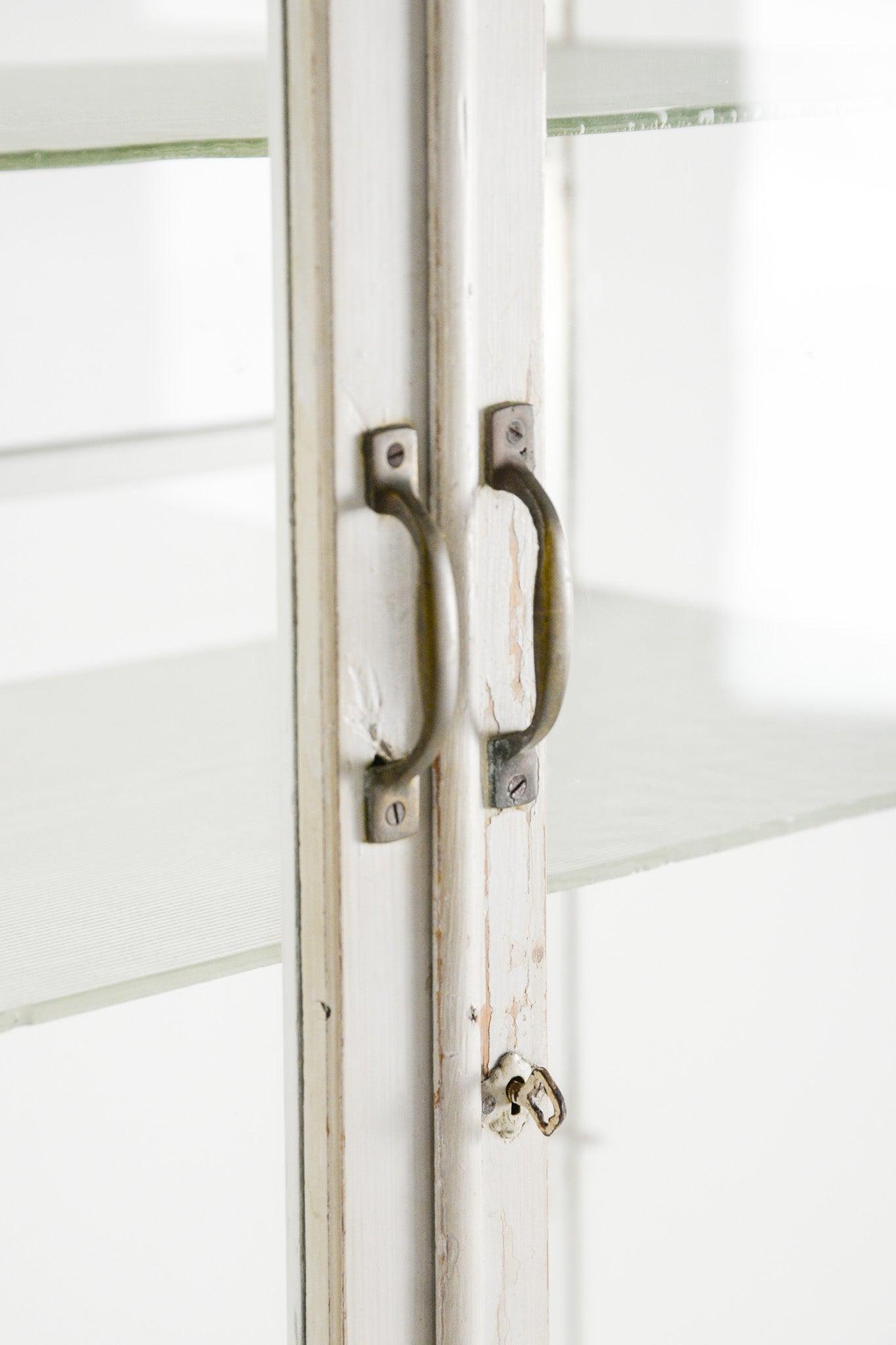 White Medical Cabinet / 白ケビント