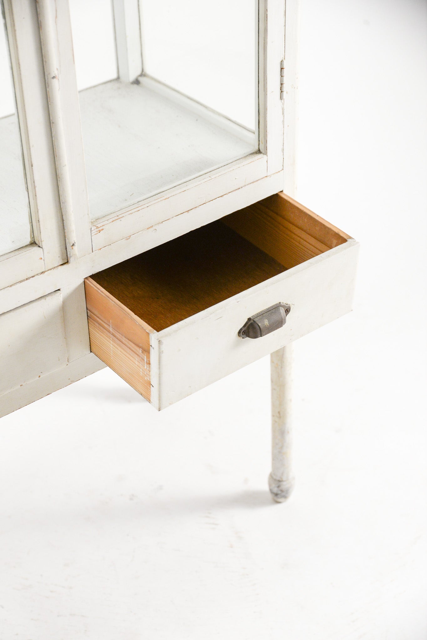 White Medical Cabinet / 白ケビント