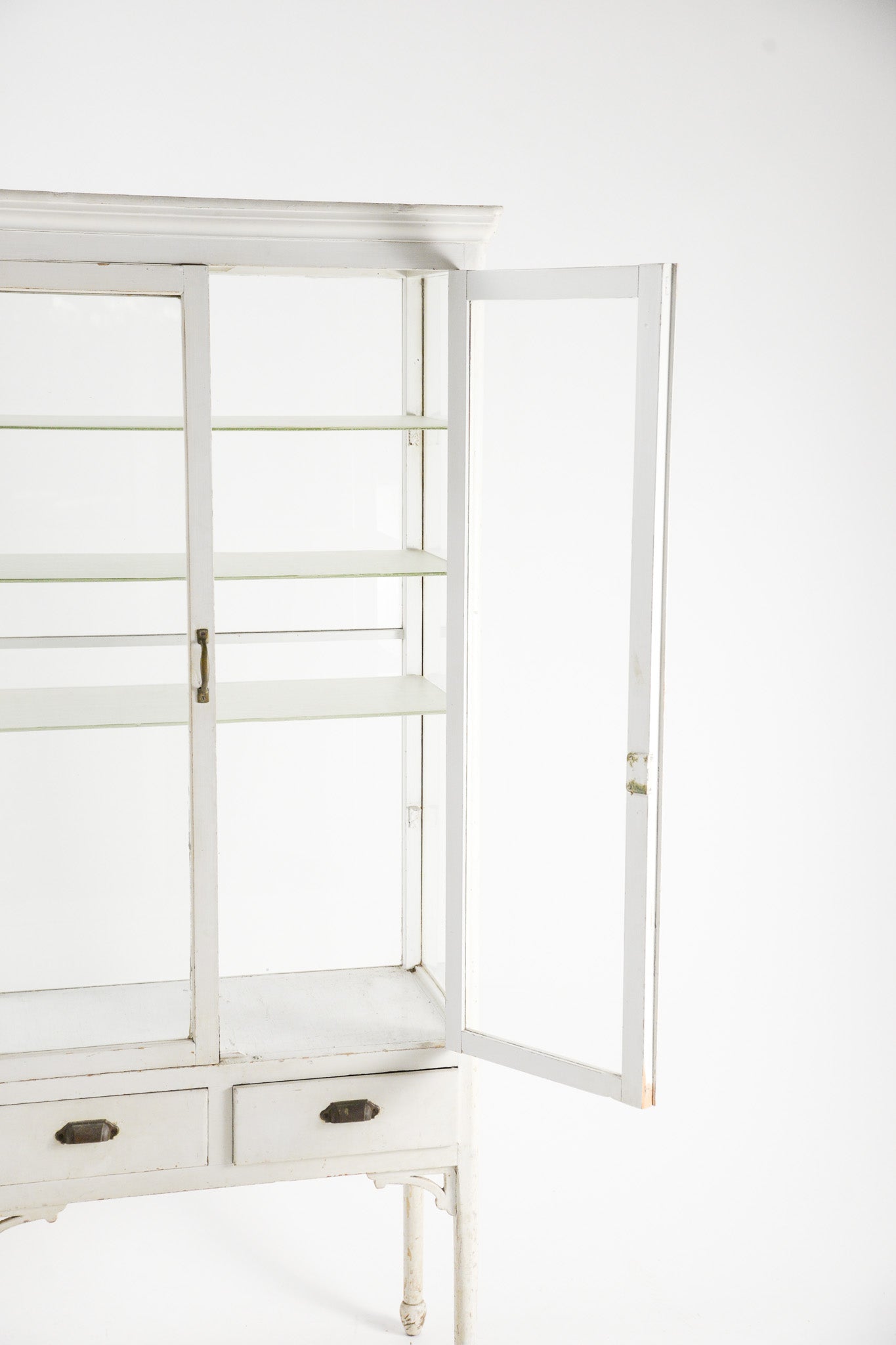 White Medical Cabinet / 白ケビント