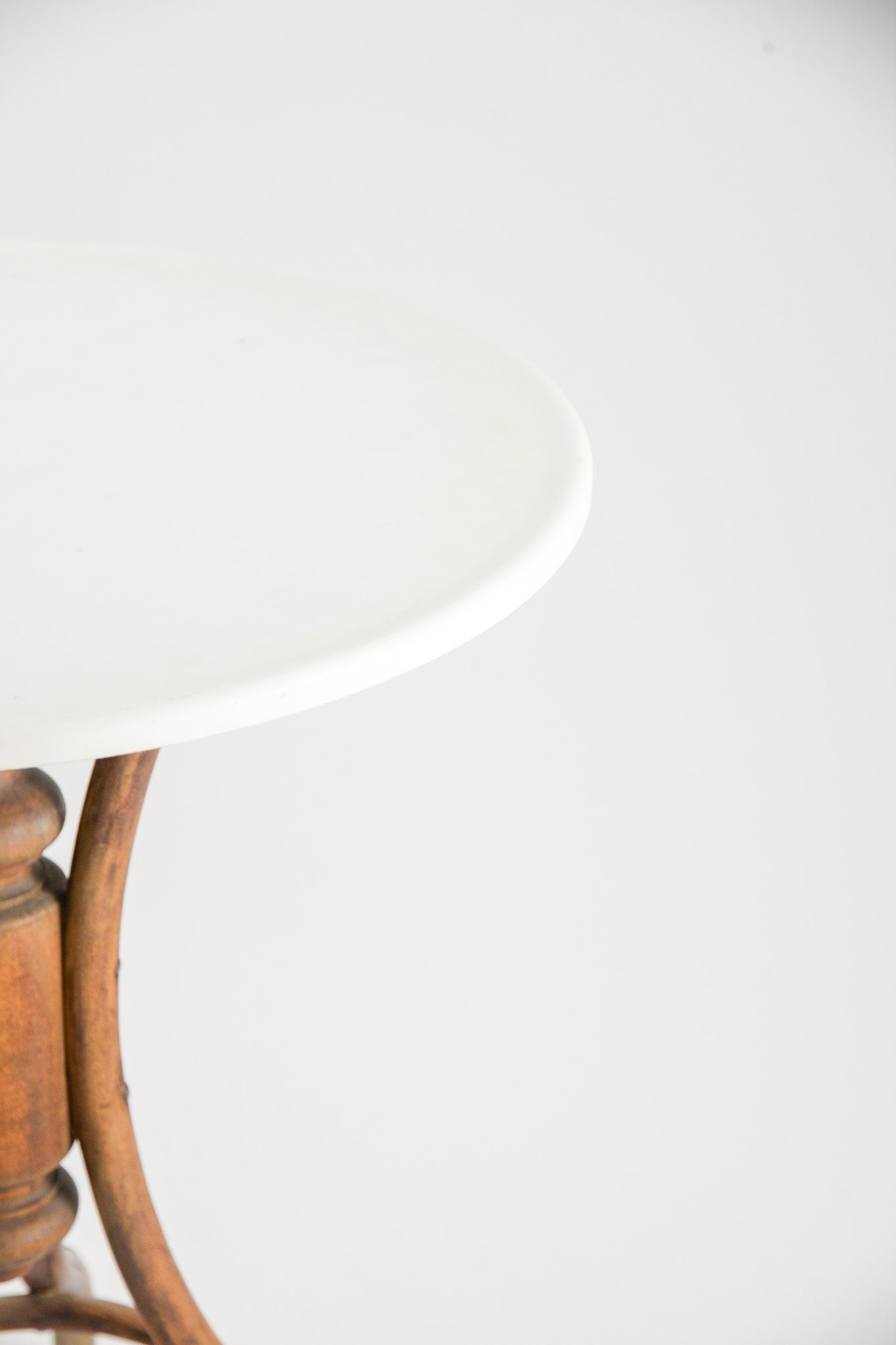 White Glass Top Bistro Table / 白いガラス天板のテーブル