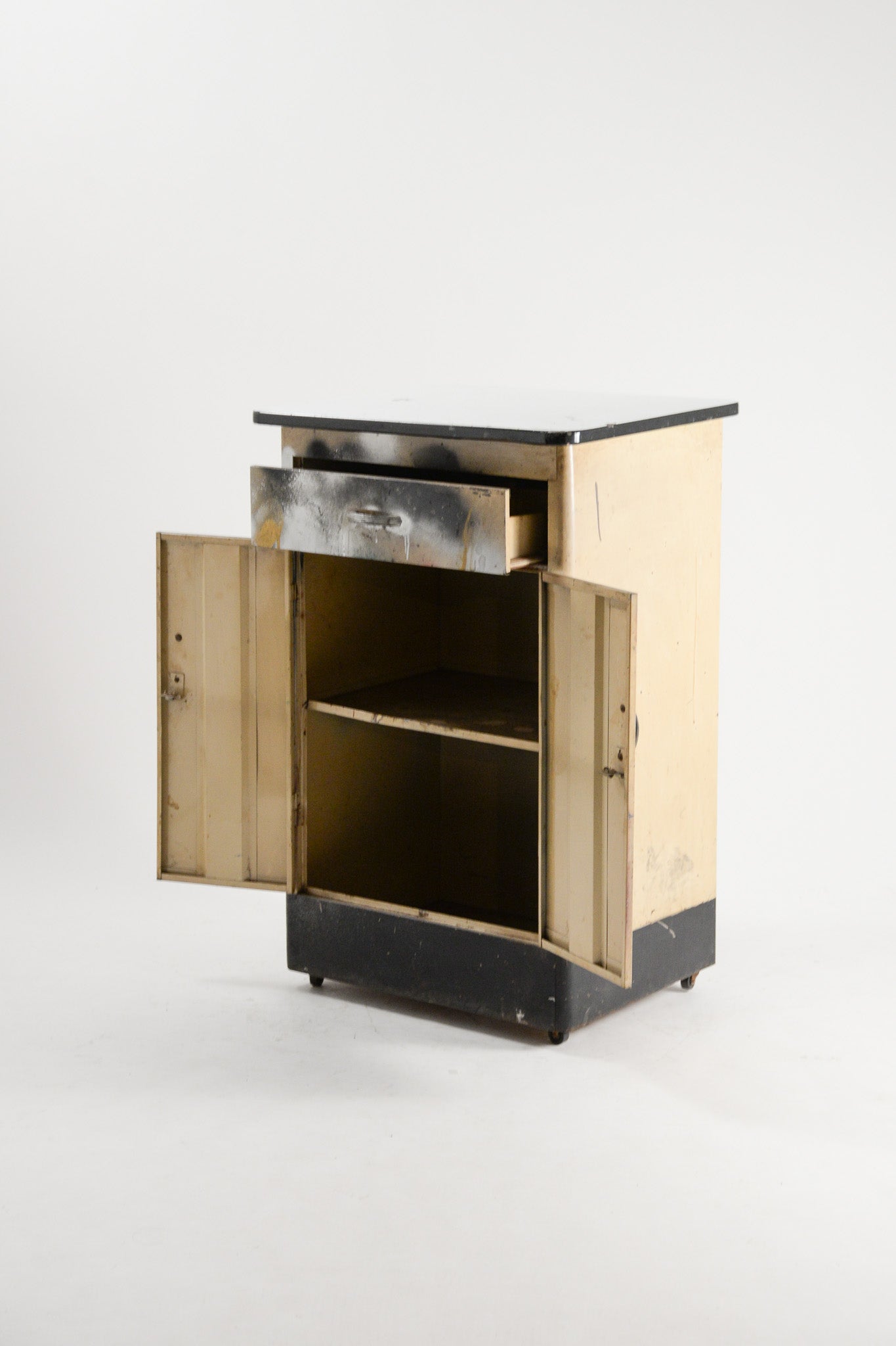 Vintage Graffiti Metal Cabinet / ヴィンテージ グラフィティ メタルキャビネット