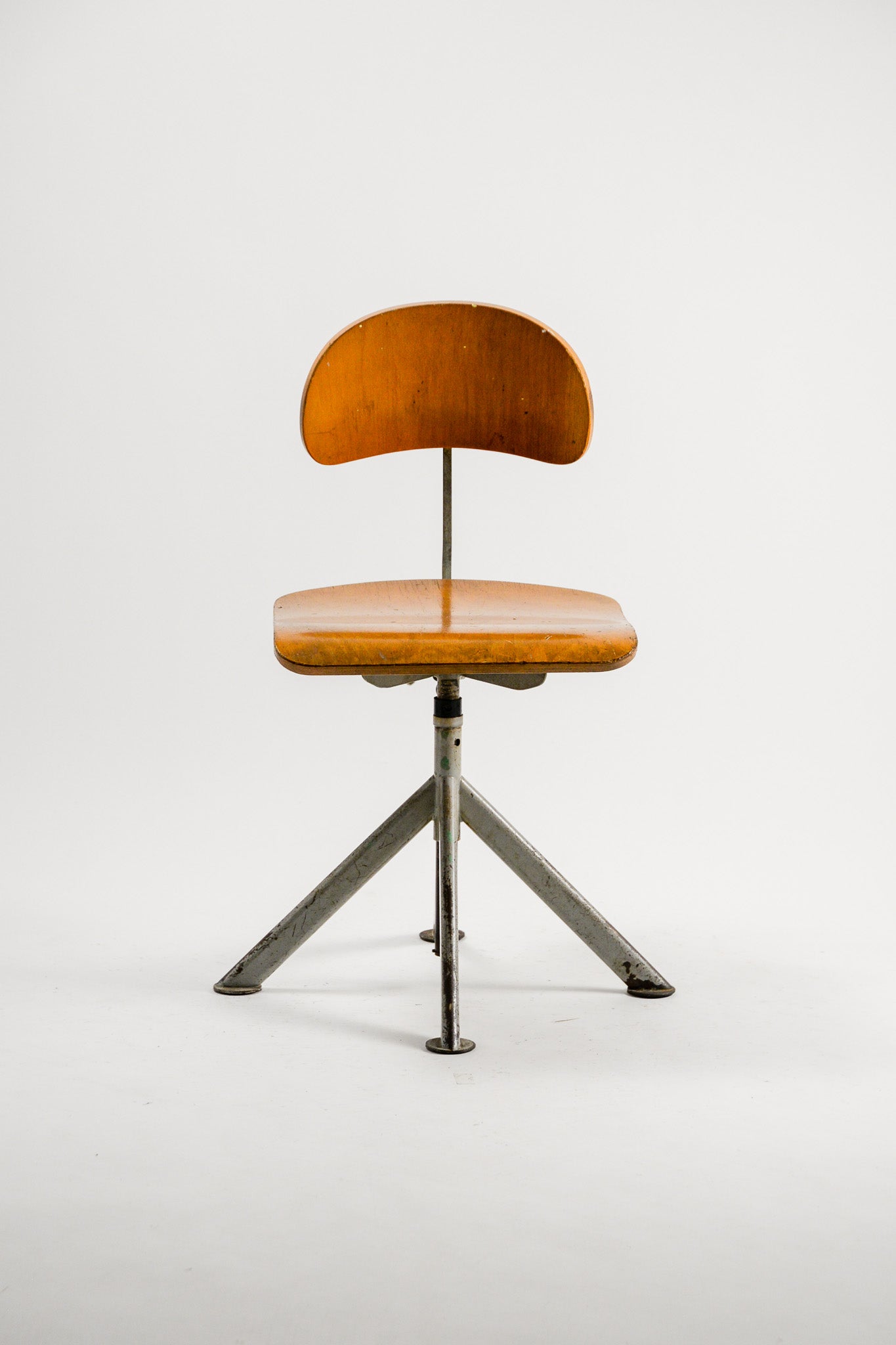 Wooden Swivel & Adjustable Chair / 木製昇降チェア