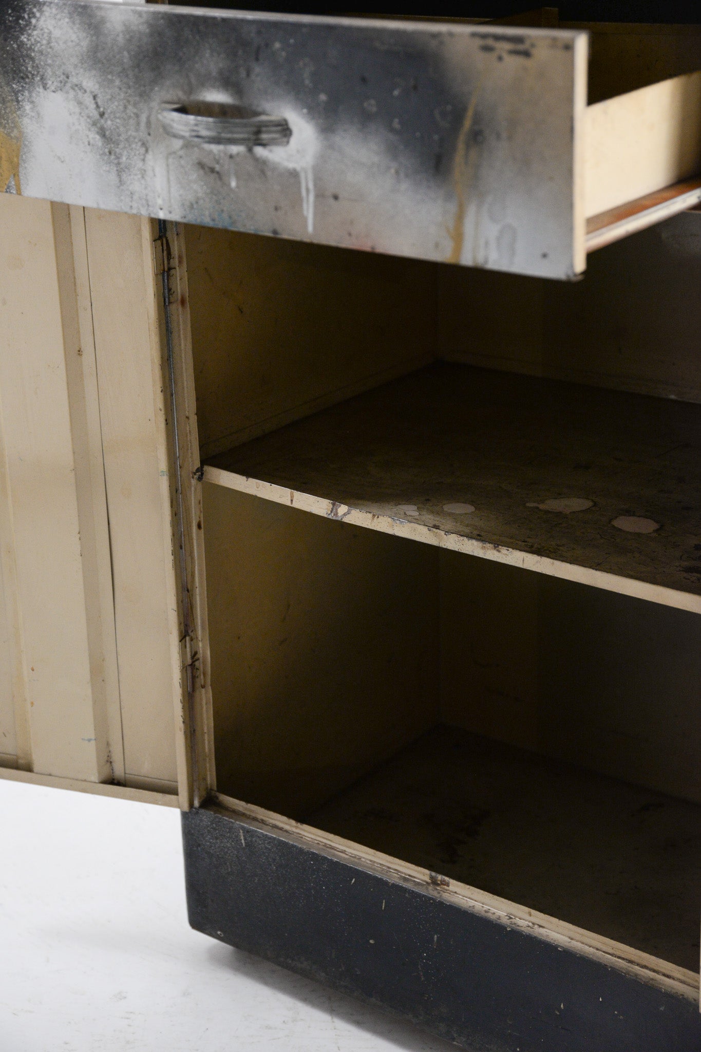 Vintage Graffiti Metal Cabinet / ヴィンテージ グラフィティ メタルキャビネット