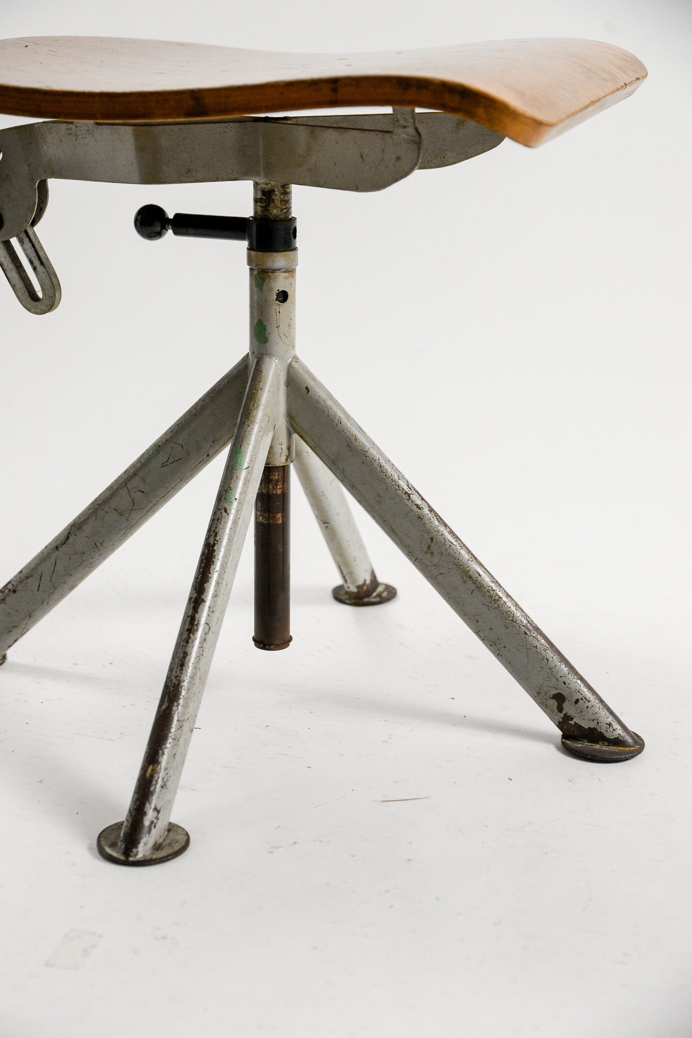 Wooden Swivel & Adjustable Chair / 木製昇降チェア