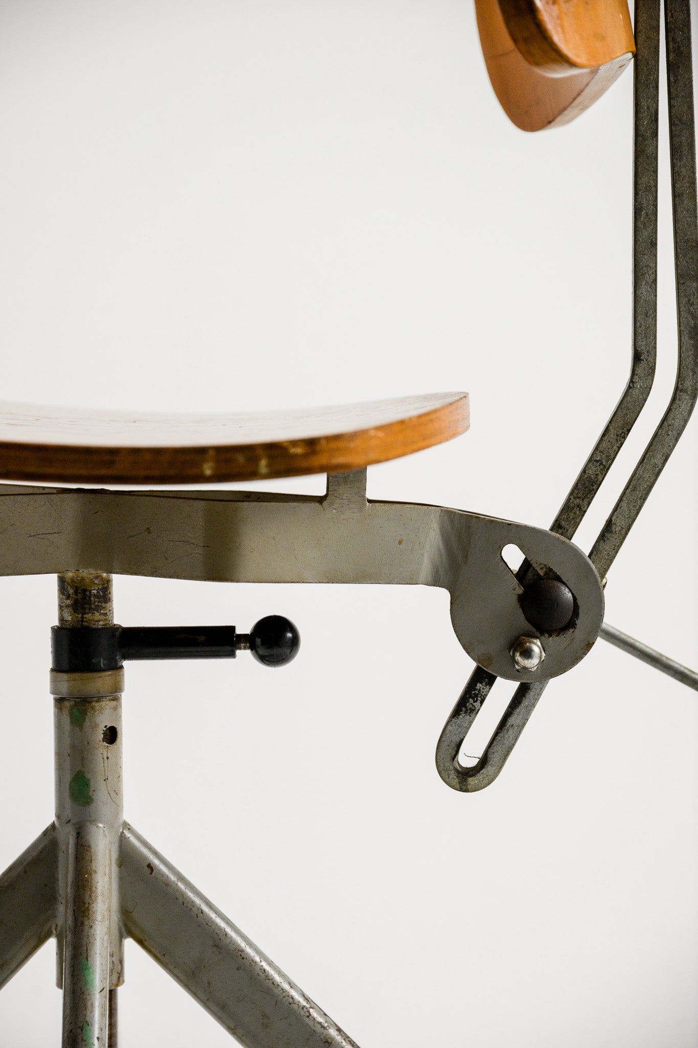 Wooden Swivel & Adjustable Chair / 木製昇降チェア