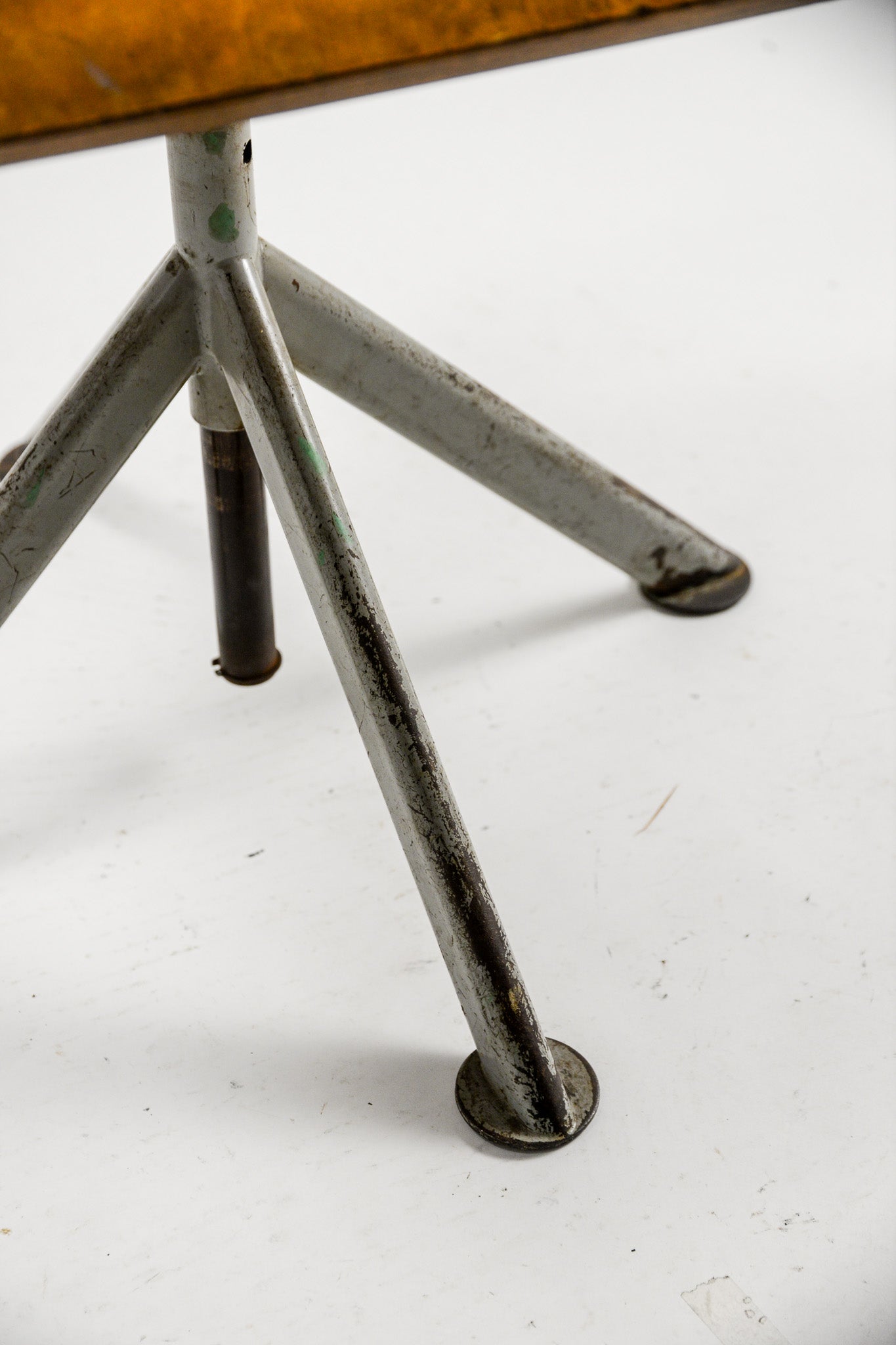 Wooden Swivel & Adjustable Chair / 木製昇降チェア