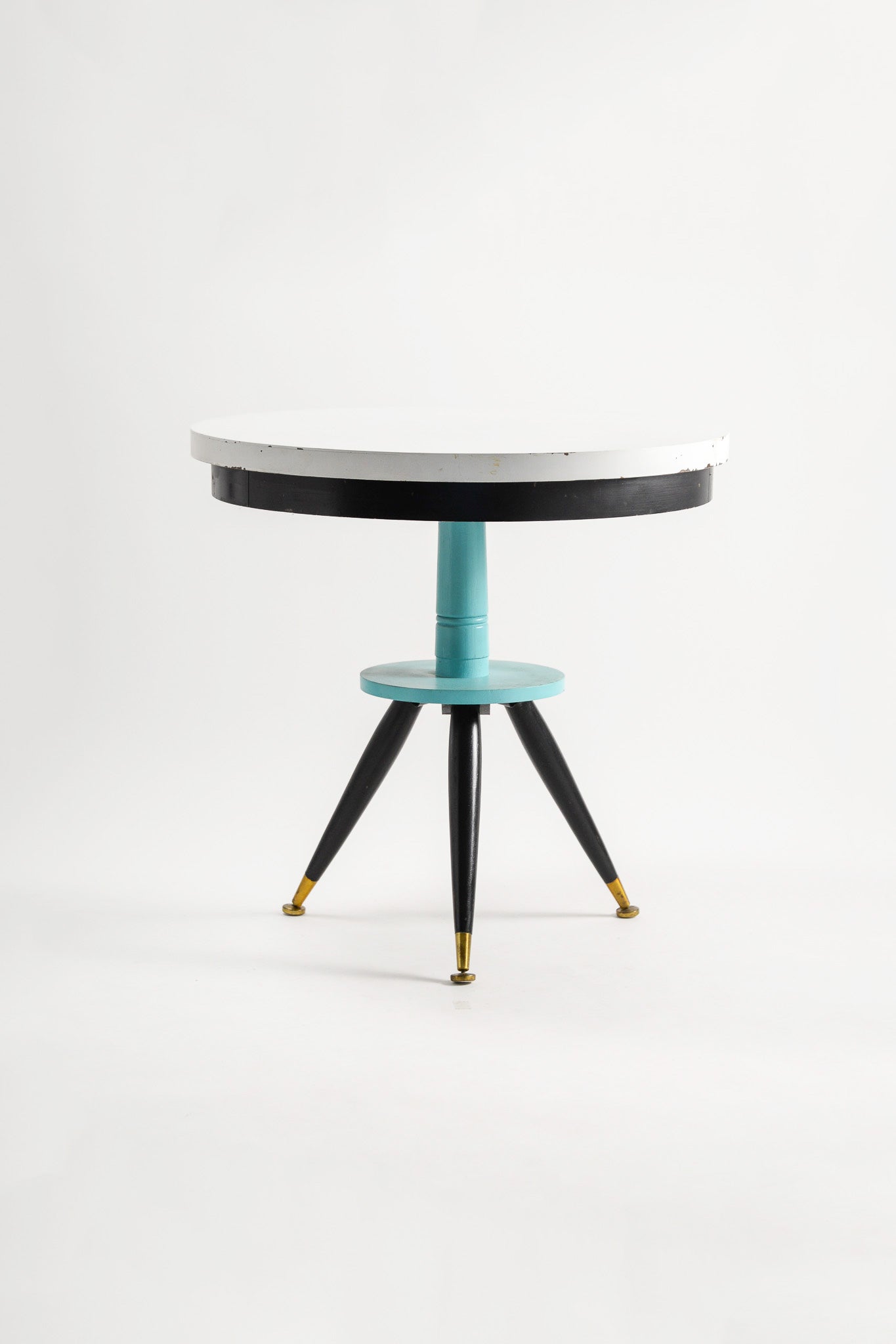 Spacey Style Round Table / スペーシーなラウンドテーブル