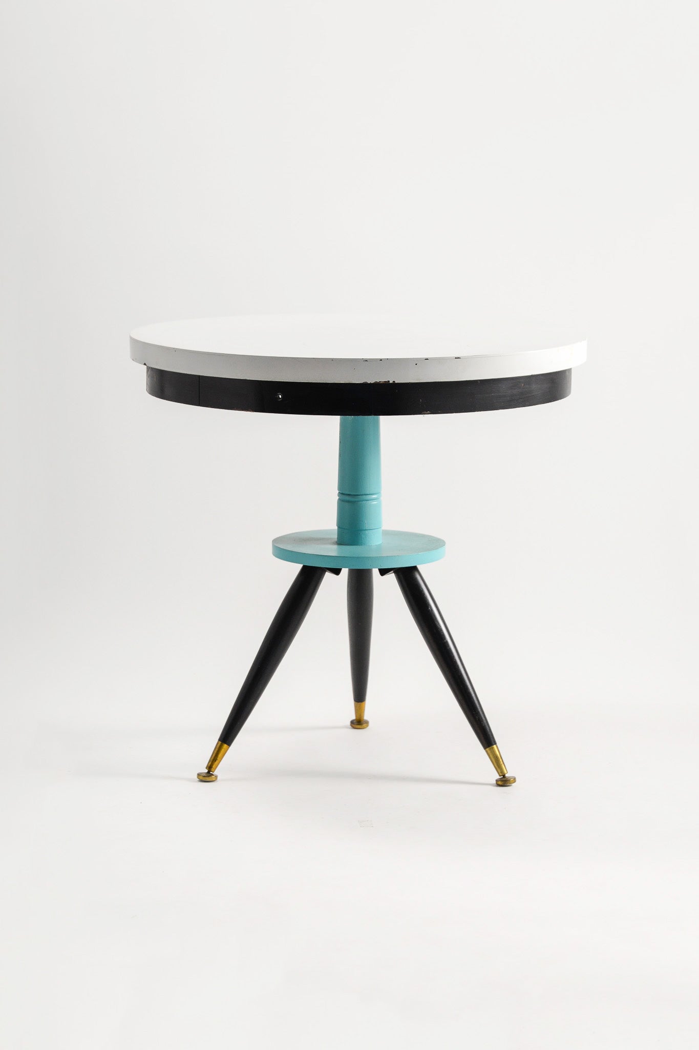 Spacey Style Round Table / スペーシーなラウンドテーブル