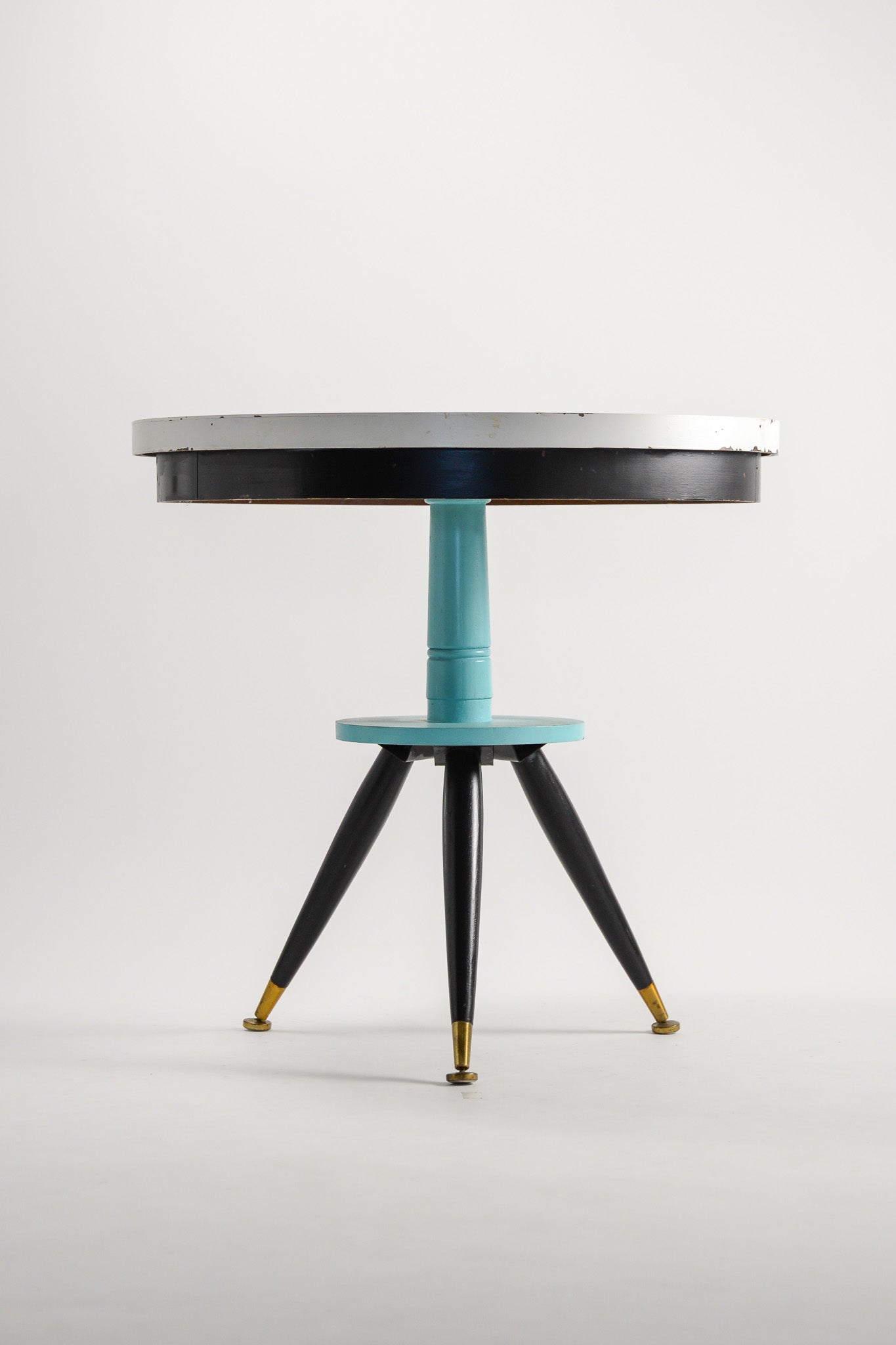 Spacey Style Round Table / スペーシーなラウンドテーブル