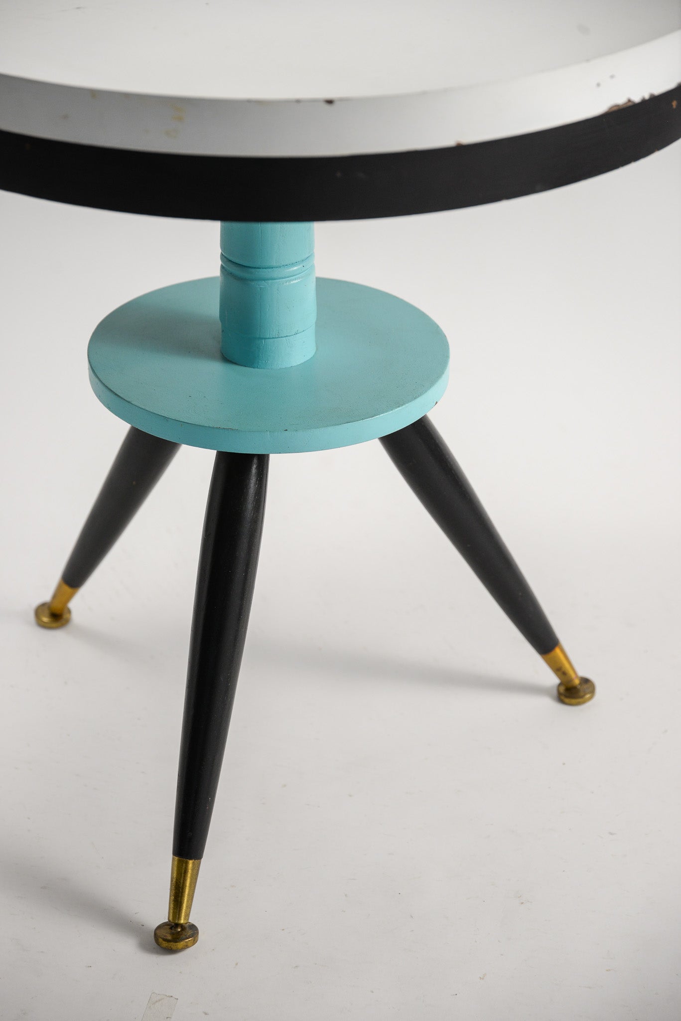 Spacey Style Round Table / スペーシーなラウンドテーブル