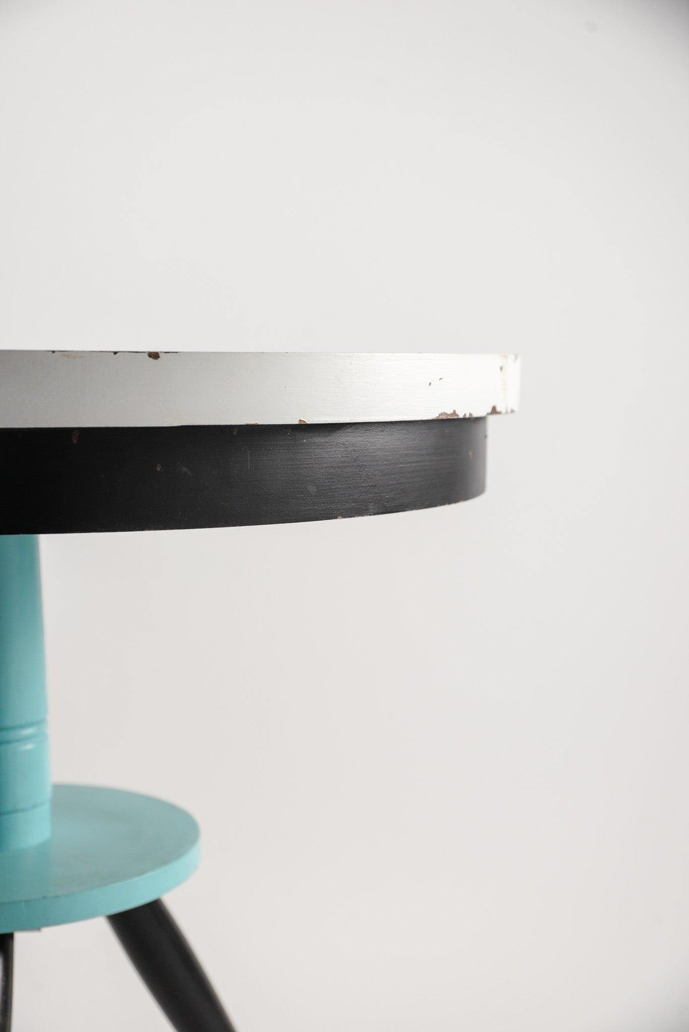 Spacey Style Round Table / スペーシーなラウンドテーブル