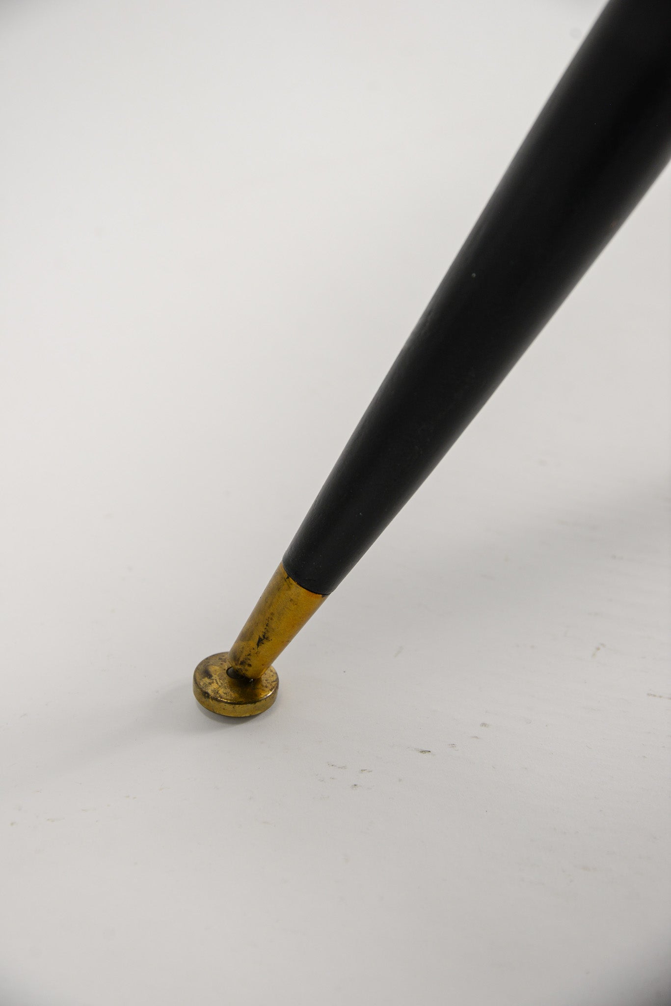 Spacey Style Round Table / スペーシーなラウンドテーブル