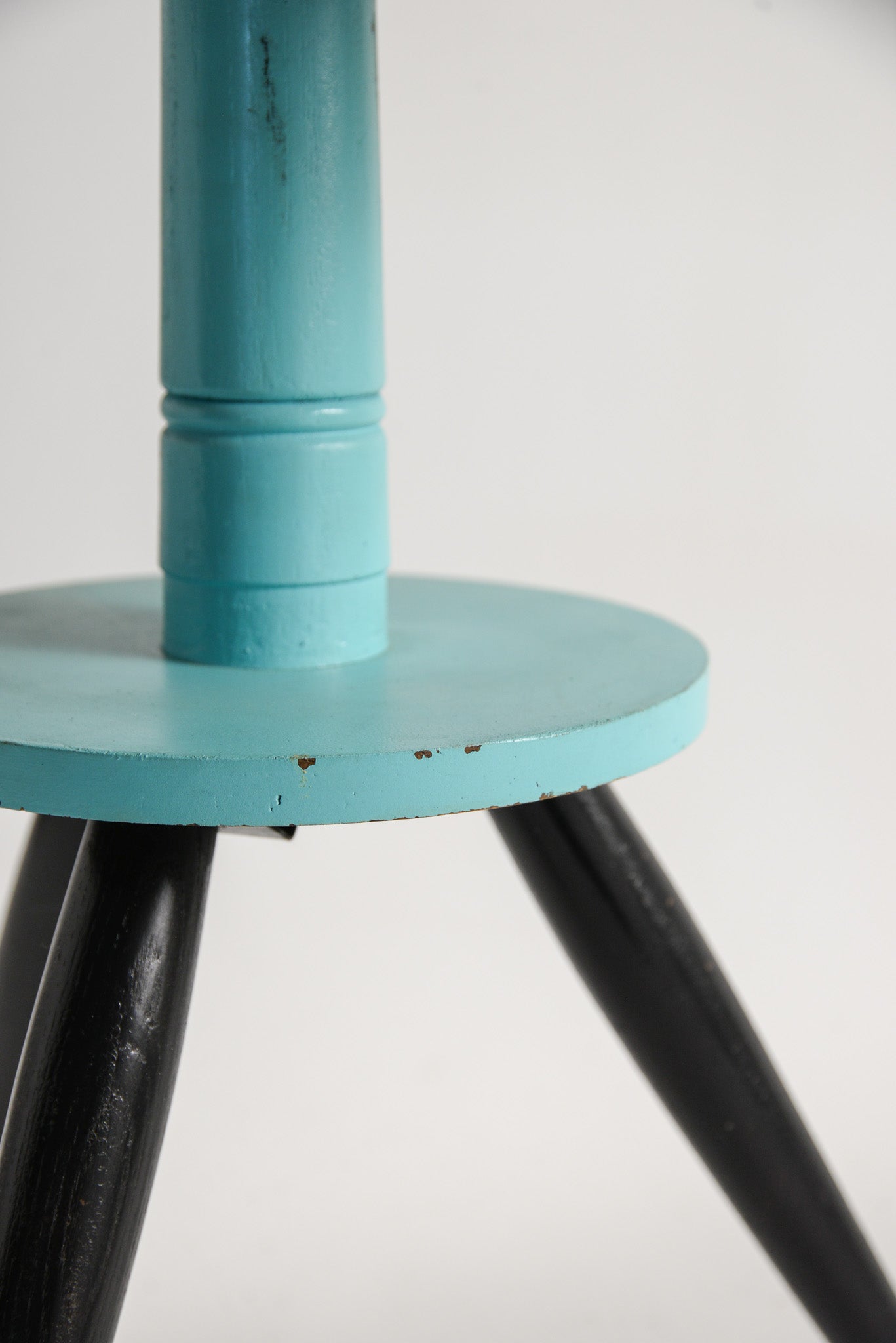 Spacey Style Round Table / スペーシーなラウンドテーブル