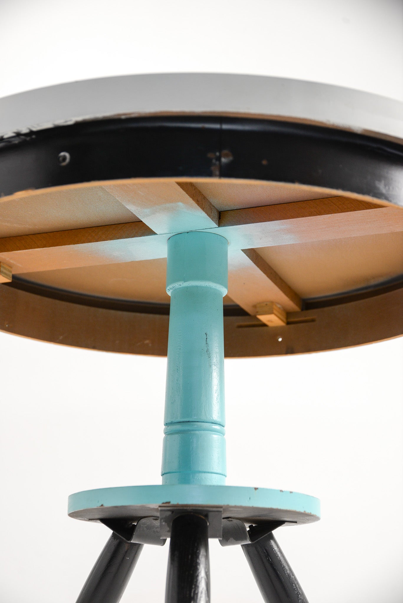 Spacey Style Round Table / スペーシーなラウンドテーブル