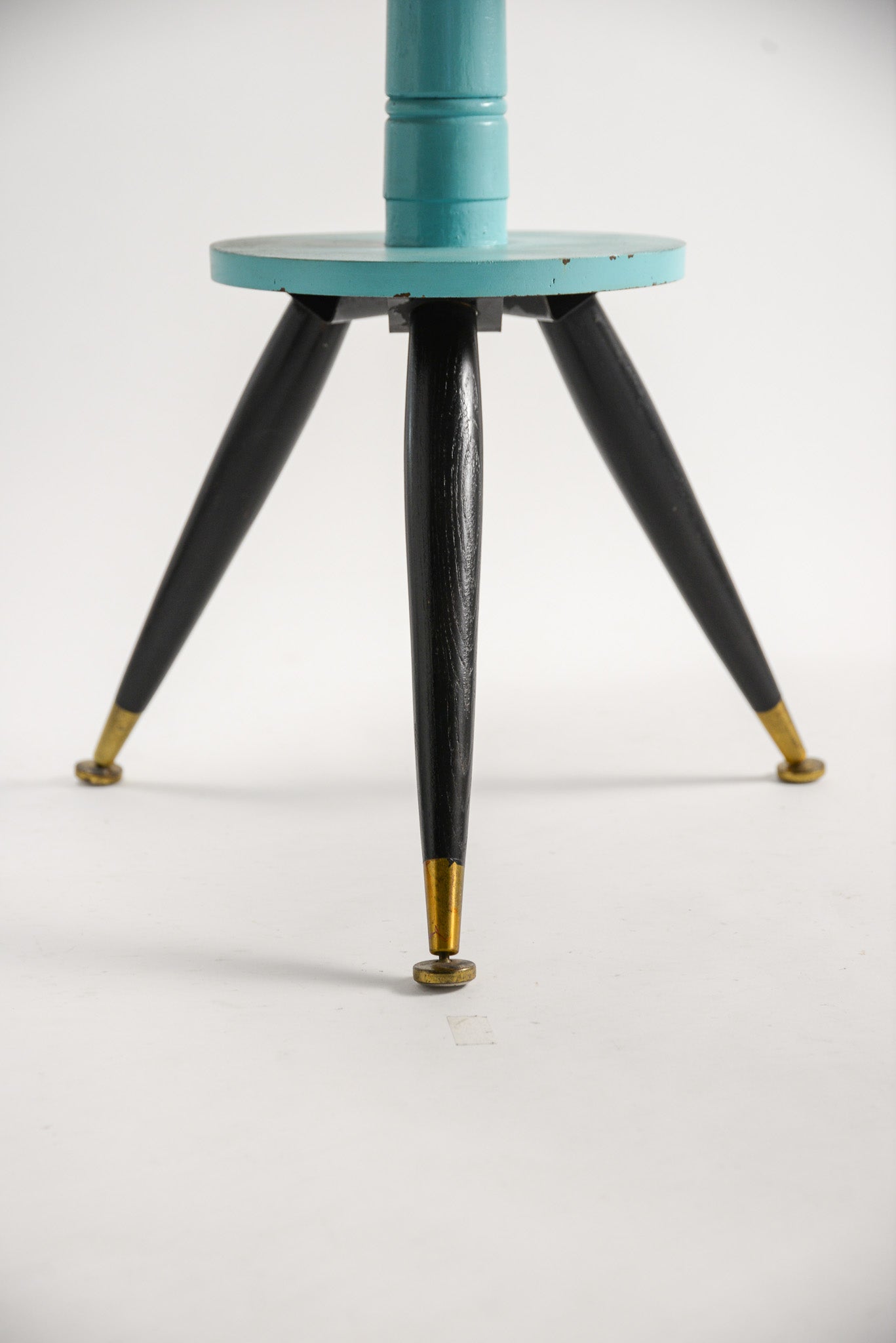 Spacey Style Round Table / スペーシーなラウンドテーブル