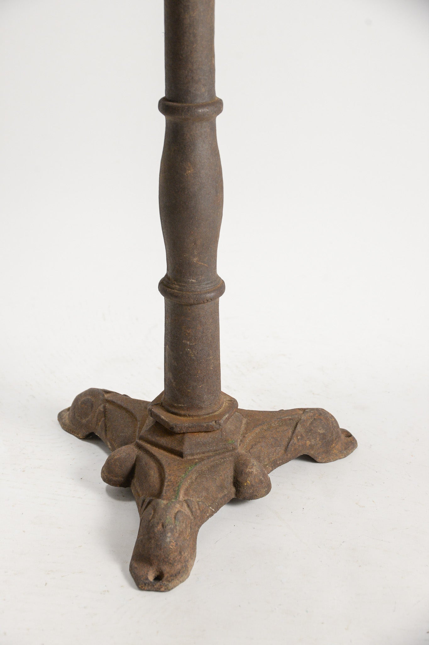 Cast Iron Base Round Table / 鋳物脚円卓