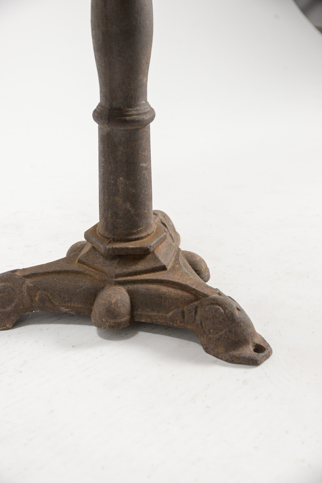 Cast Iron Base Round Table / 鋳物脚円卓